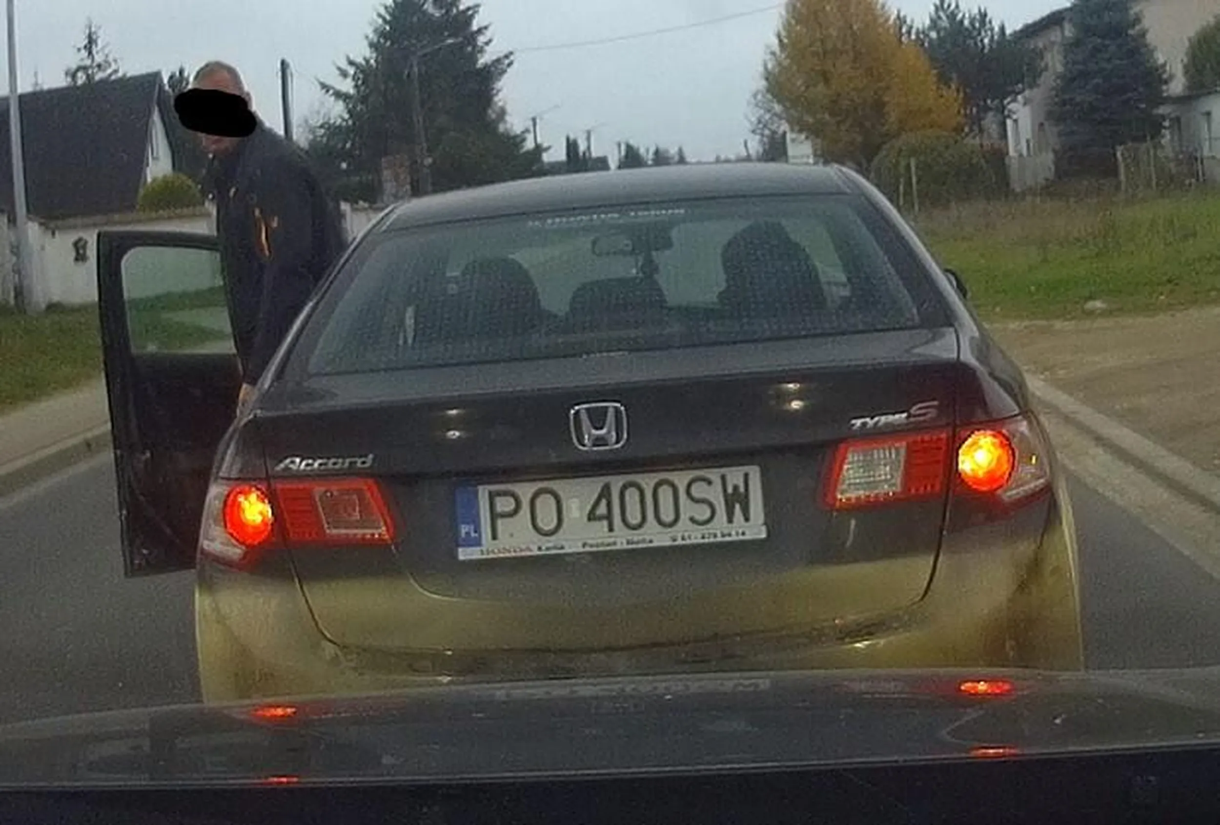 Wyprzedzanie na przejściu dla pieszych. Po zatrąbieniu zatrzymał się i zaczął wyzywać. Przez teren zabudowany pędzi prawie 100km/h