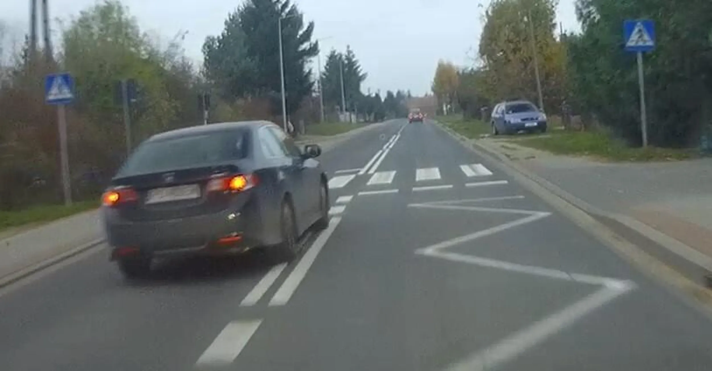 Wyprzedzanie na przejściu dla pieszych. Po zatrąbieniu zatrzymał się i zaczął wyzywać. Przez teren zabudowany pędzi prawie 100km/h