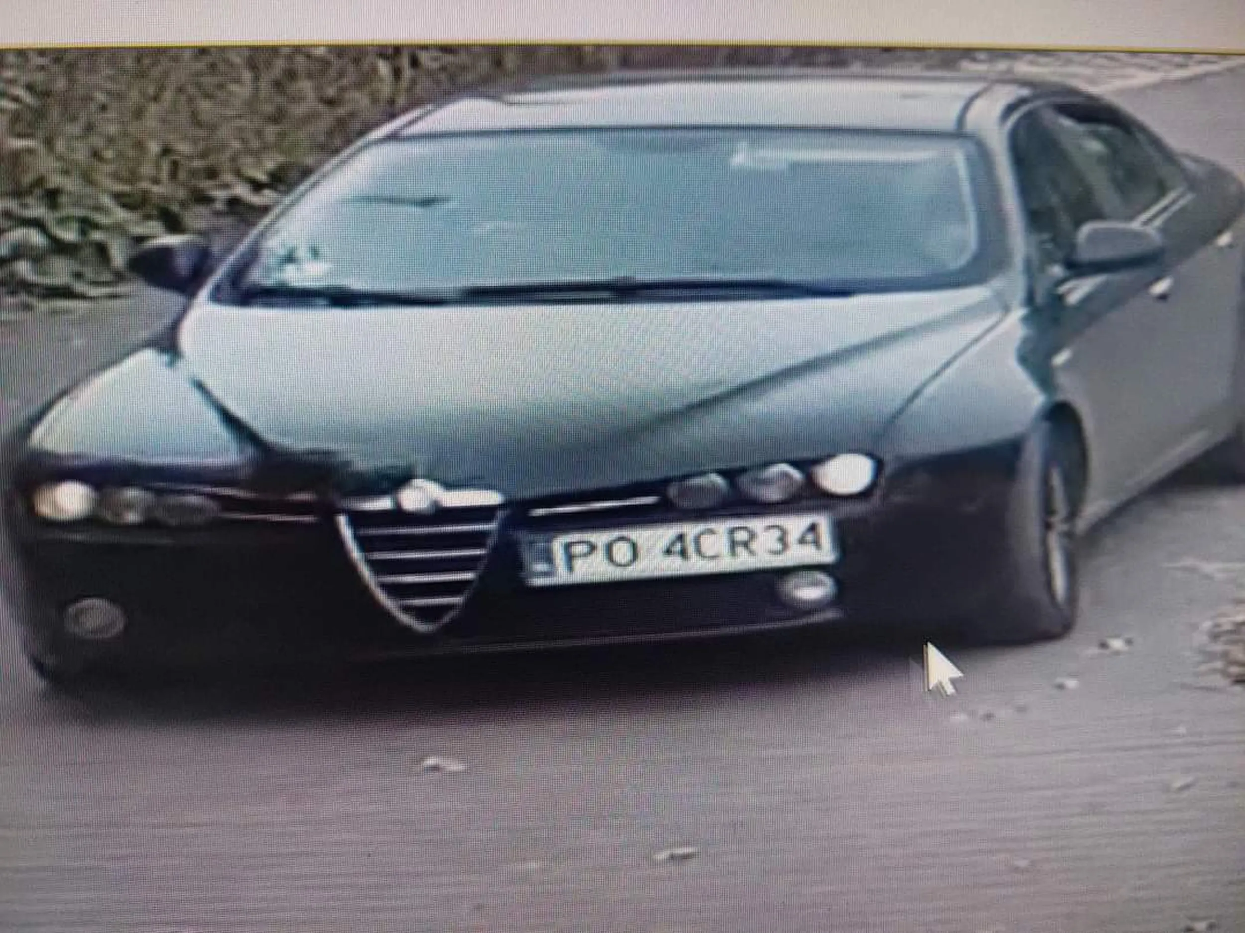 Prawdopodobnie złodziej! Kręcił się po naszym osiedlu w Poznaniu, sąsiadce wybił szybę w samochodzie, ale w porę zareagowała i typ uciekł.