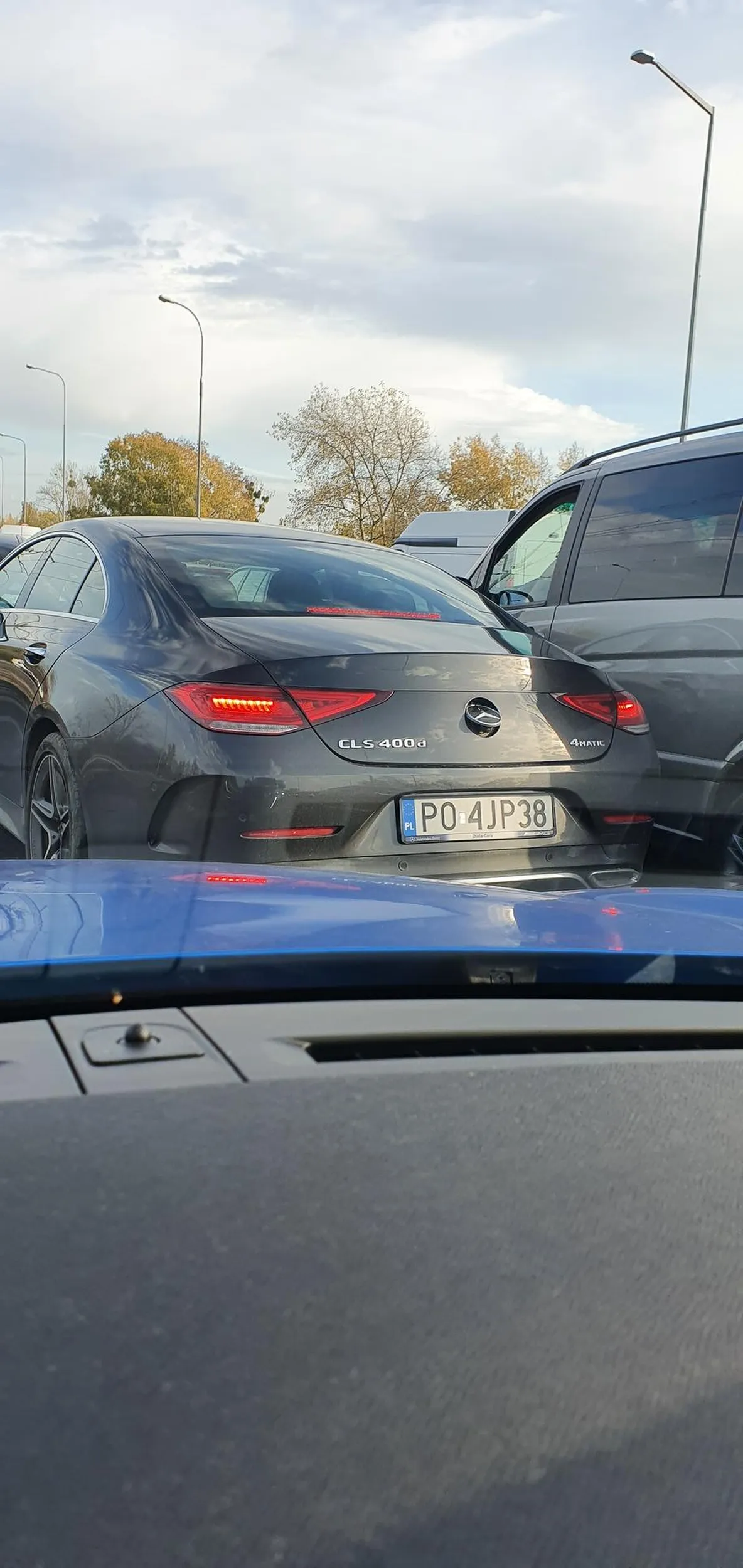 Burak w mercedesie wciska się na Hama.