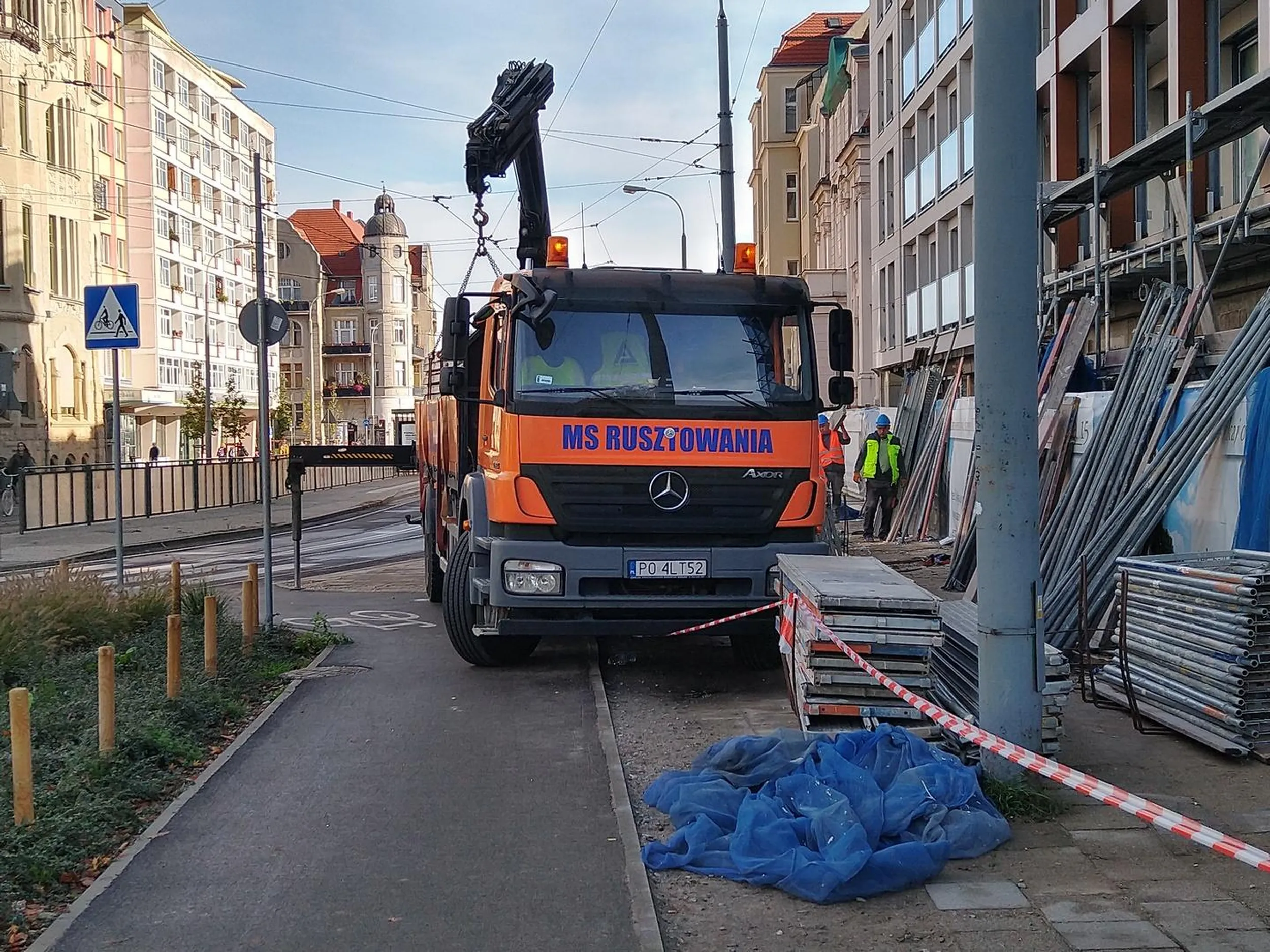 Cały chodnik zablokowany. Zero ostrzeżeń. Panowie pakują rusztowaniem, które momentami wisi nad głową przechodnią. Świetna firma i BHP. Nie polecam takich partaczy.