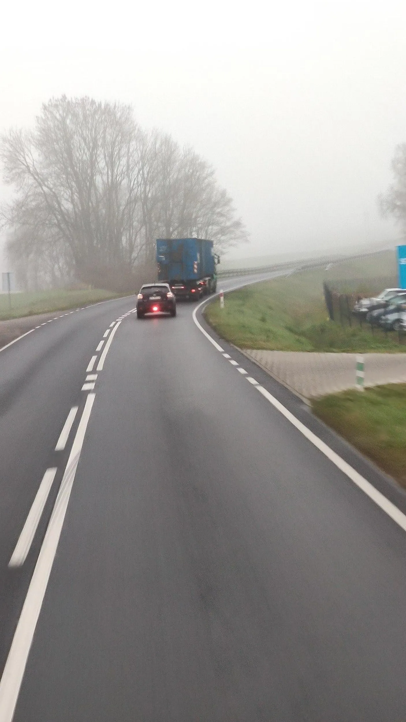 Widoczność na dobre 500 m jak nie kilometr, A ta ameba oślepia ludzi przeciwmgielnym.