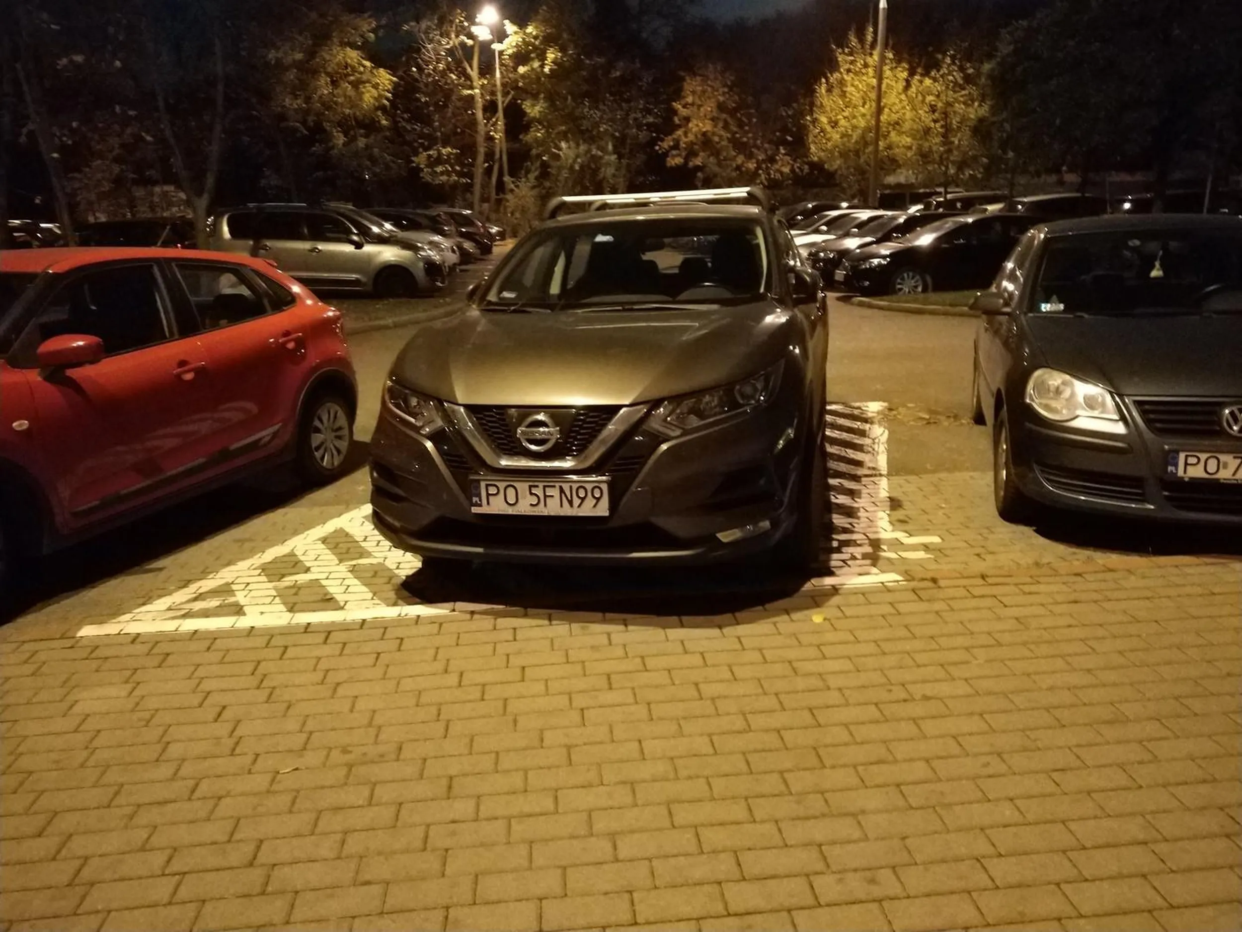 Parkuje na miejscu wyłączonym z ruchu zastawiając przejazd w razie ewentualnej potrzeby dotarcia między bloki.