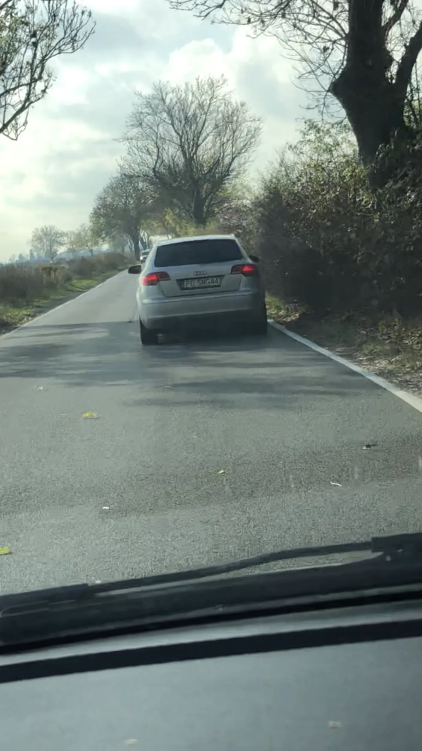 Kałdiczka od ulicy Szumana w Swarzedzu jechała doslownie metr na zderzaku - rozumiem, zeby zaoszczedzic paliwo w tym potwornym 1.6 mpi pod maska. Jako, ze nie mial za bardzo czym wyprzedzic to sie chlopaczyna wkurzyl i na ulicy Kobylepole w koncu mnie wyprzedzil.......zeby zwolnic do 50:) Pewnie chcial mnie ukarac, ale tym manerwem tylko mnie rozbawil. Dziekuje Ci za zrobienie mi dnia cienki bolku :) Dawno sie tak nie usmialem widzac takiego blazna na drodze! Trzymaj sie tam, zeby Ci oleju nie zabraklo w tym potworze :)