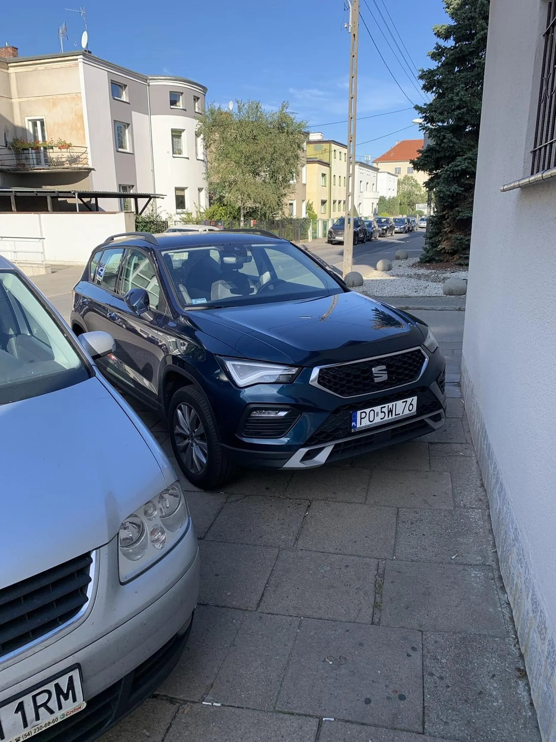 Gratuluję parkowania na całym chodniku.