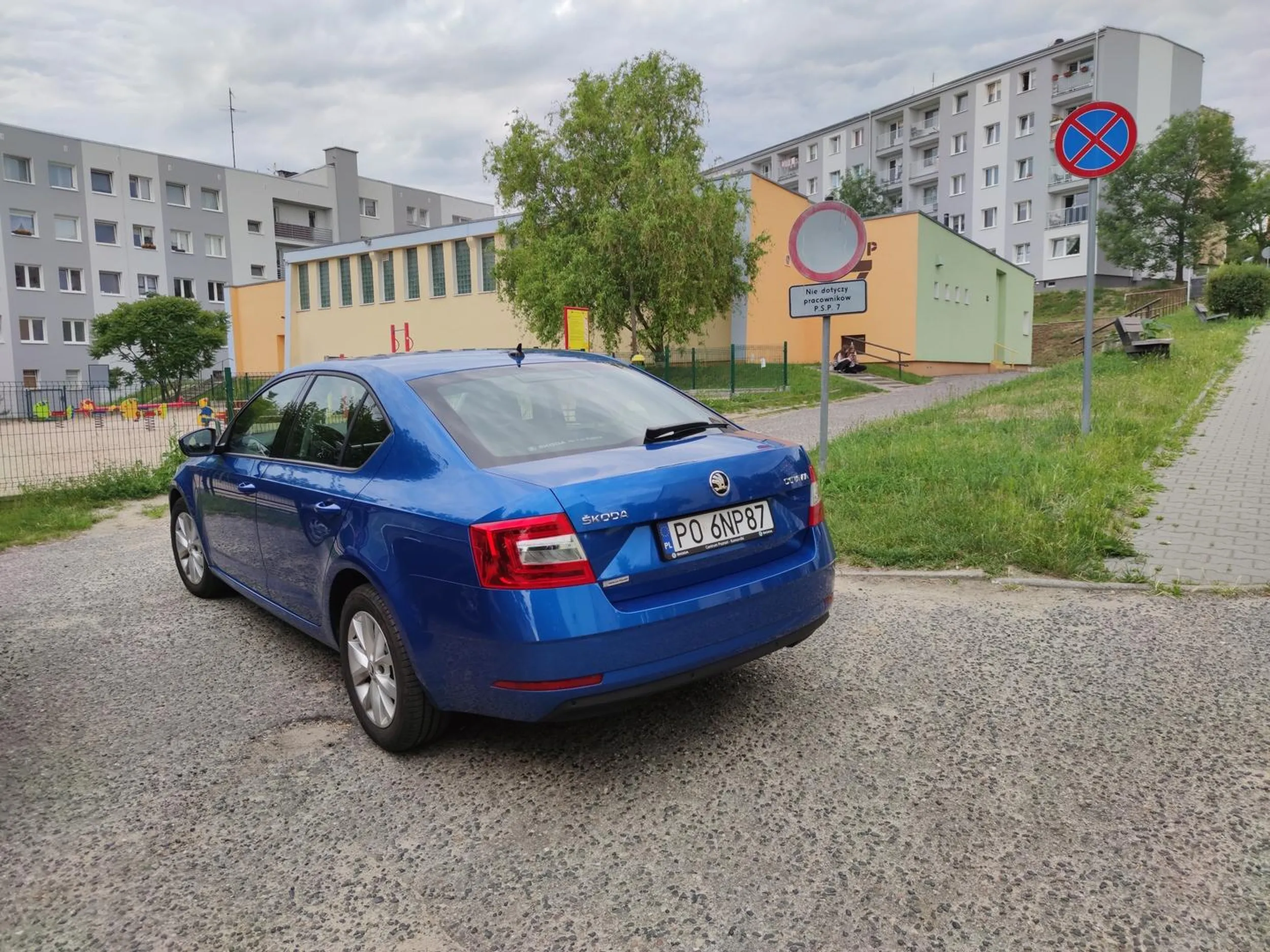 Parkowanie na wjeździe i blokada drogi.