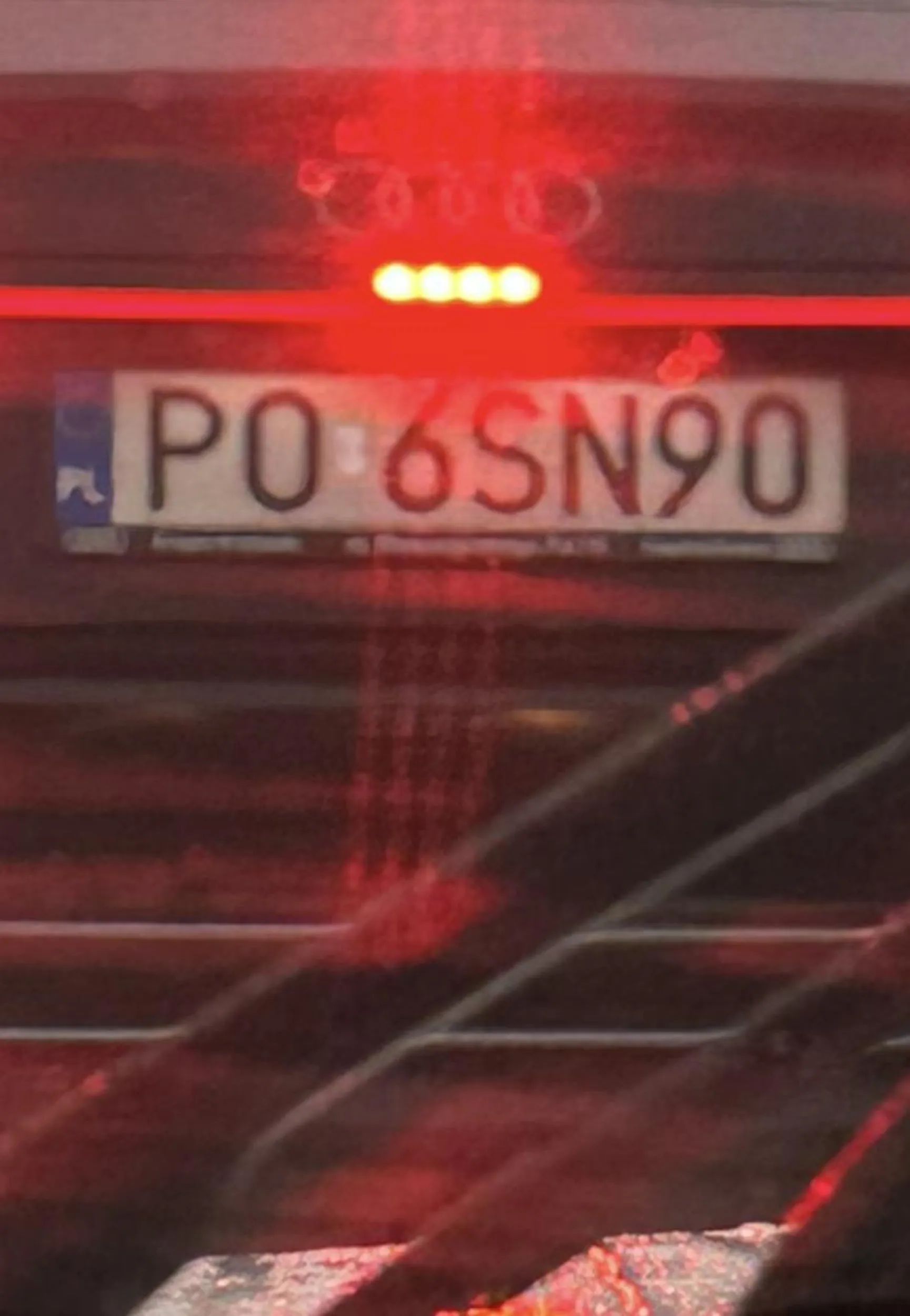 stary nie wiem czy ma tak byc ale mega Ci swieci swiatlo z tylu podczas jazdy poza stopami oczywiscie, nie wiem czy to przeciwmgielne czy cos innego ale poteznie oslepia.