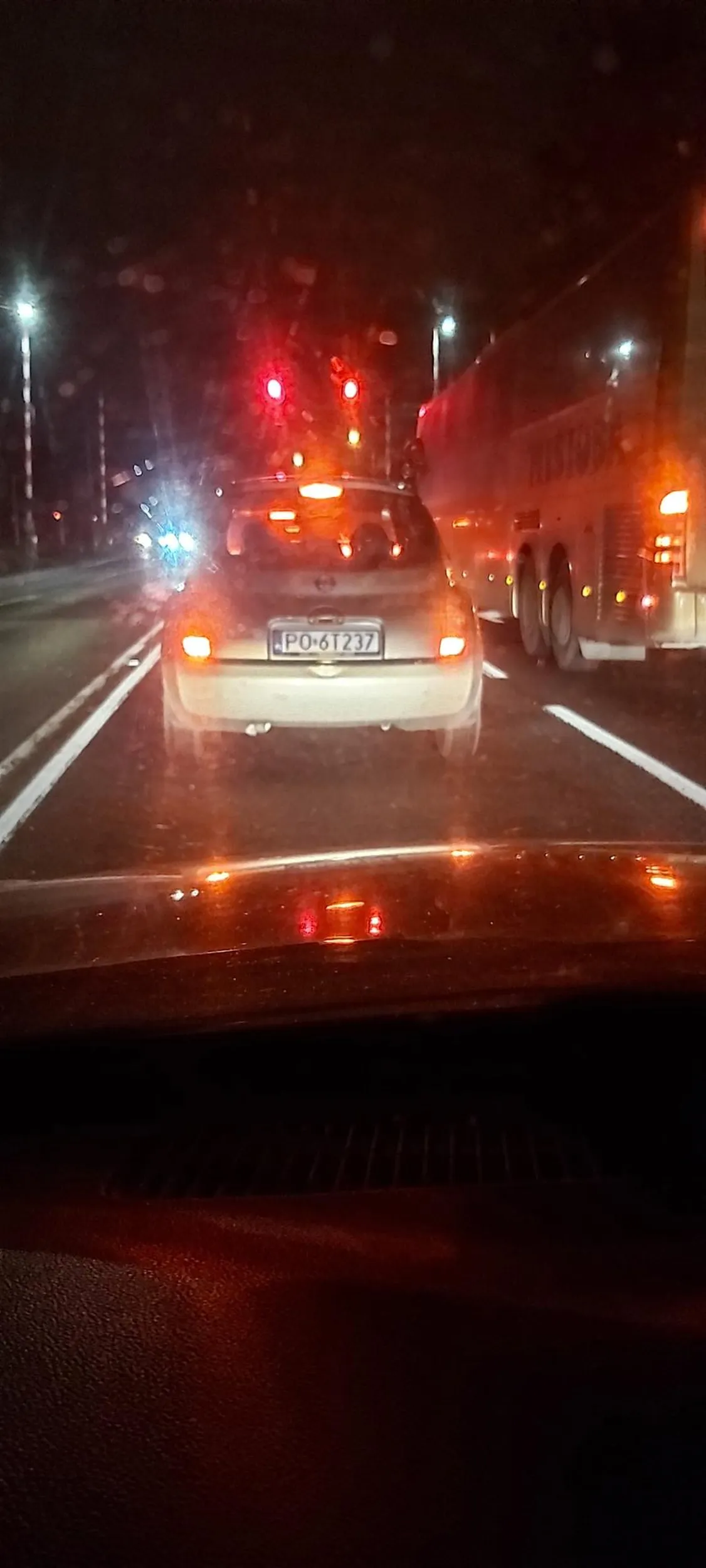 Nazwac ja ameba umyslowa, byloby obraza dla ameb. gwiazdeczka 6km przed zjazdem, juz zajela sobie lewy pas i blokowala caly ruch. Teren poza miastem, ale na klakson reagowala jedynie hamowaniem. Obys skonczyla w rowie jak najszybciej i nie marnowala juz wiecej tlenu!!!