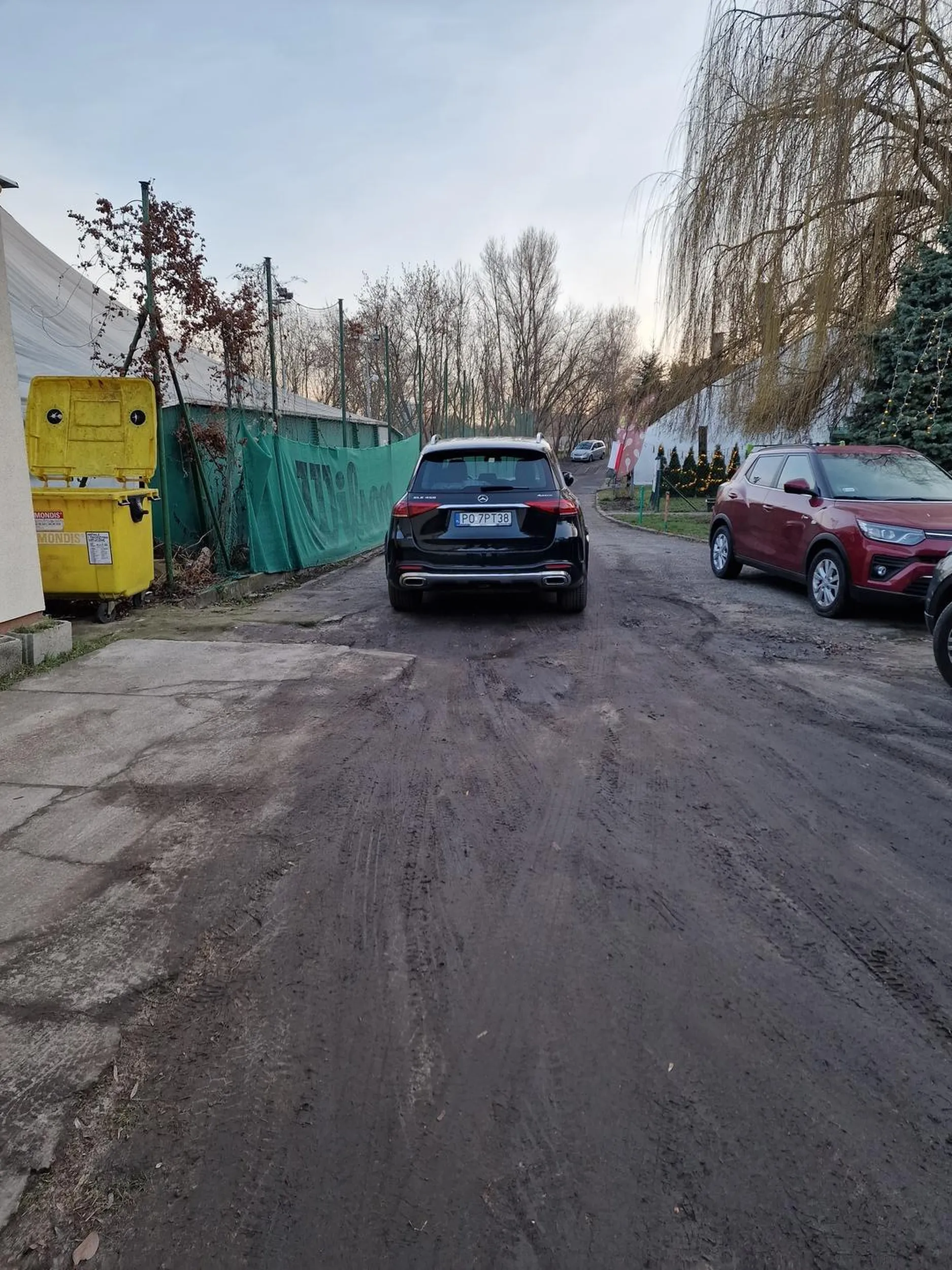 Pajac stanął na środku dojazdu do miejsc parkingowych