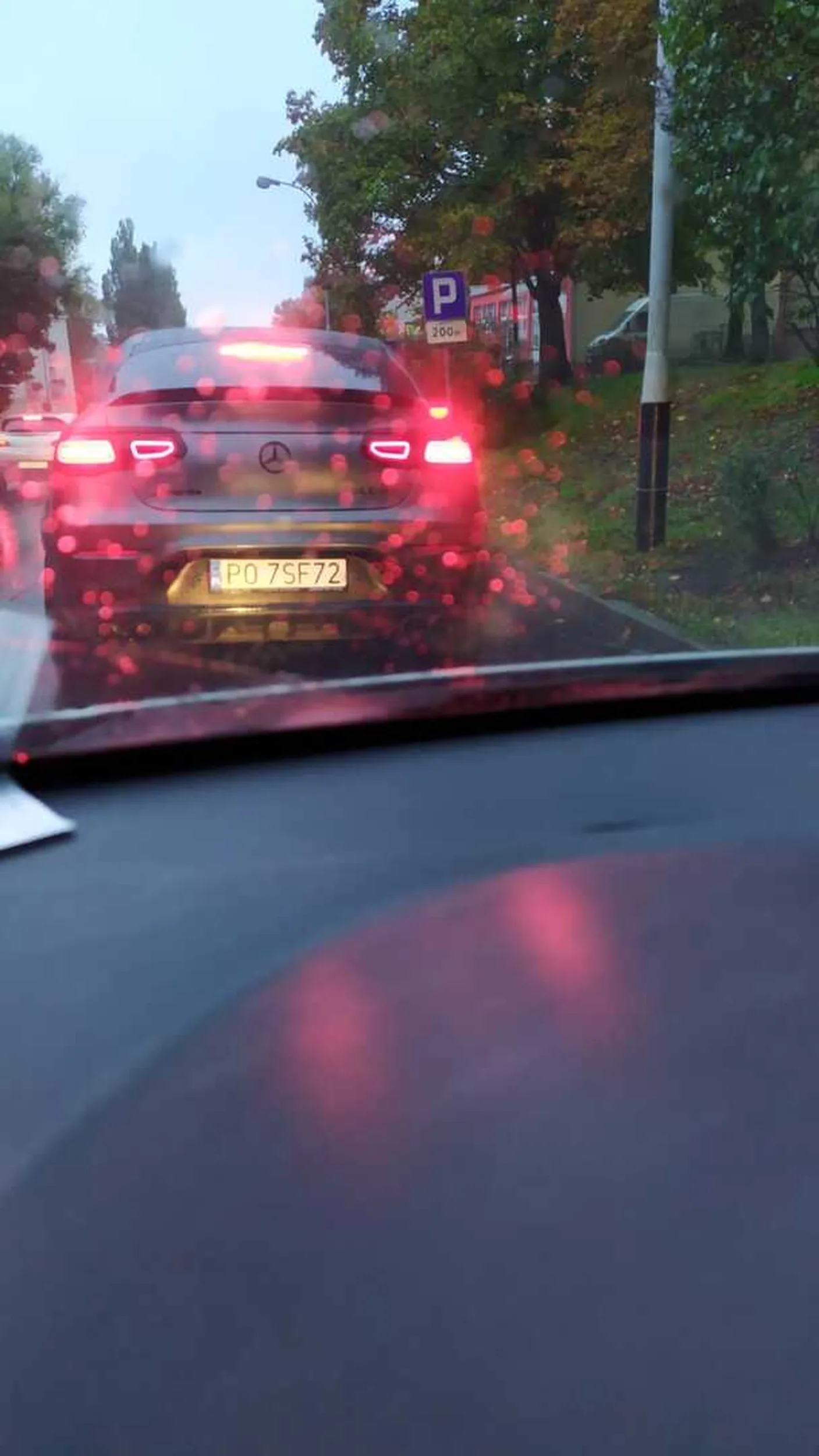 Pani kierowczyni nie wiem czy ślepa czy zakochana prawie nie rozjechała dziadka na pasach. Szacunek dla dziadka, za sprawny manewr, bo inaczej by to zakończyło się poważnym wypadkiem. Kobieta żadnej reakcji, jakby nie widziała. Może Mercedes GLC 43 ma za mało czujników dla tej Pani. OSTRZEGAM, bo nie wiadomo co może następnym razem odwalić.  ZIELONA GÓRA ul. WYSPIAŃSKIEGO