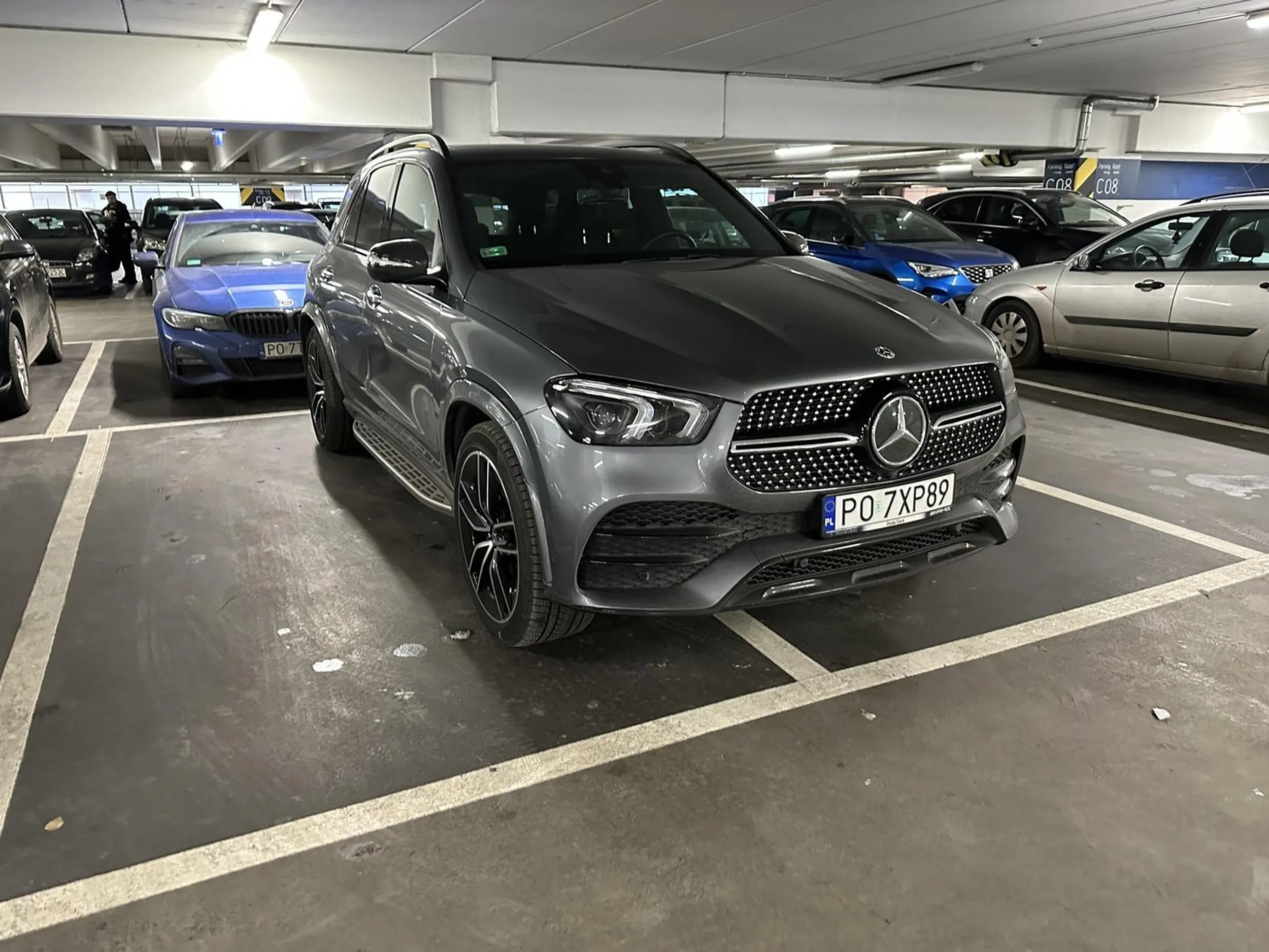 Może trzeba kupić mniejsze auto jak ma się problem z parkowaniem takim „gigantem”…