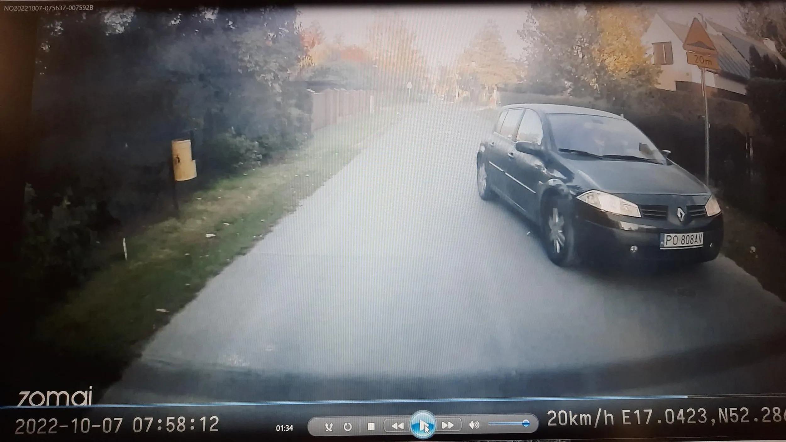 W strefie zamieszkania gdzie 20km/h to max próbuje wyprzedzać, bo pewnie spóźniona..... ot "kierowczyni" ....