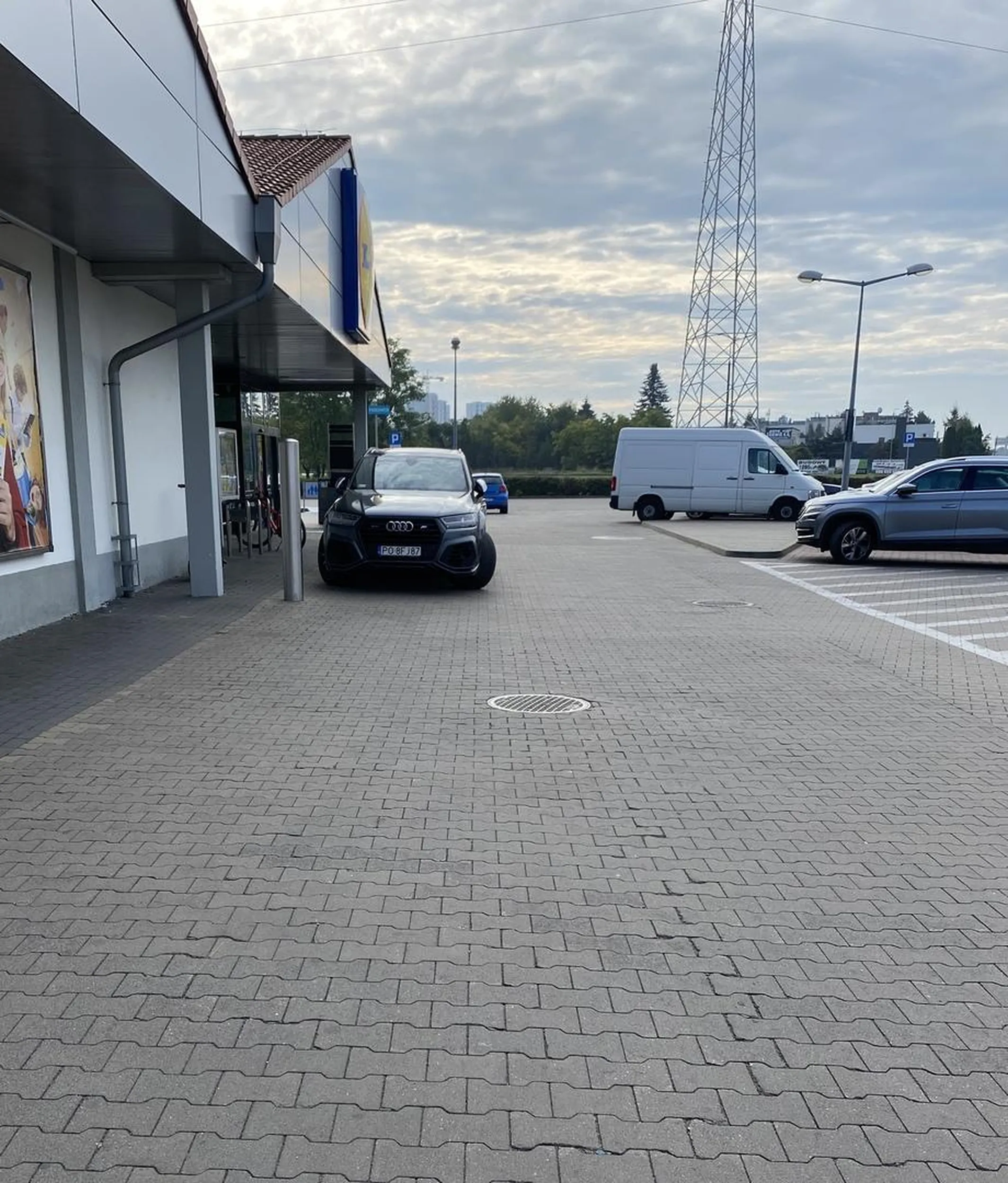 Miejsc parkingowych nie balrakuje przecież