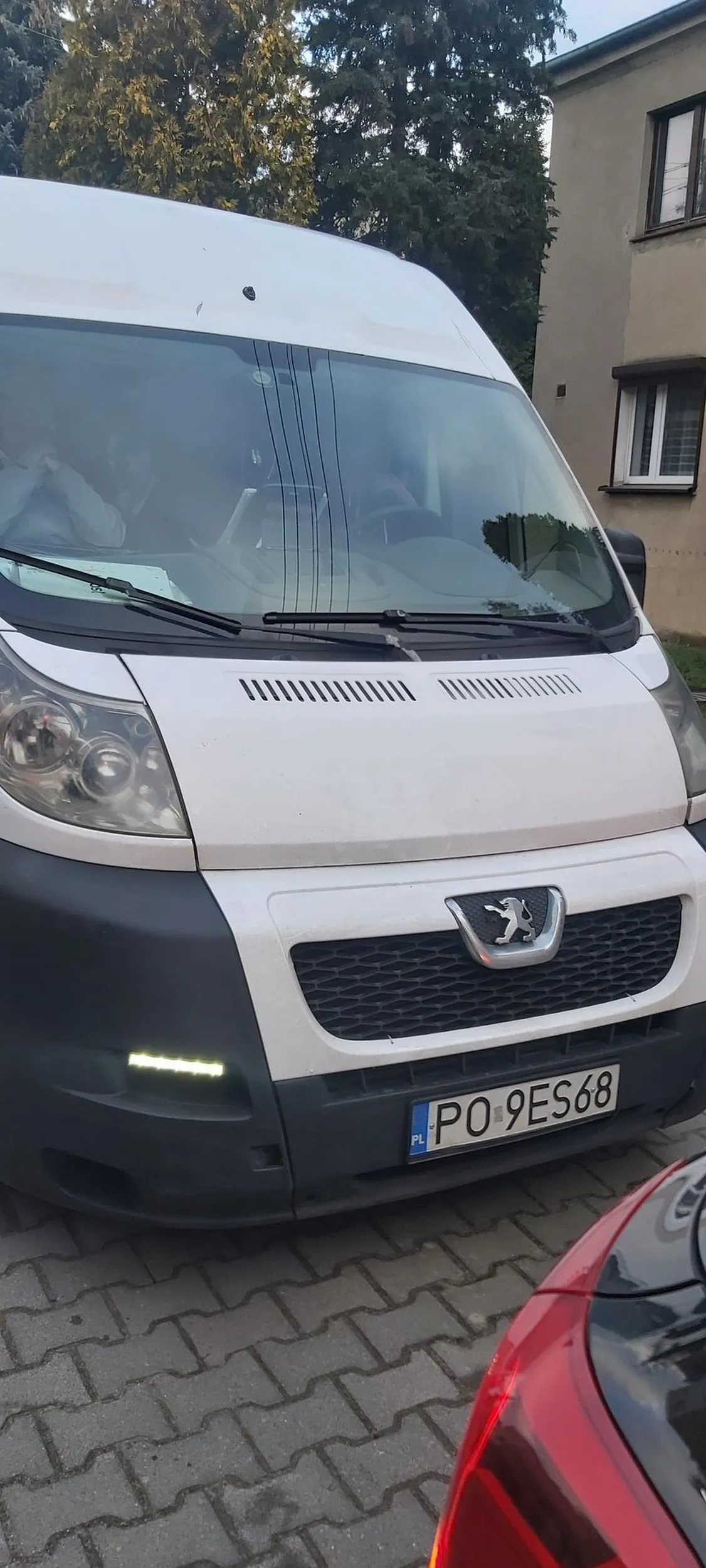 Ten kierowca był hamski I złośliwy do auta nauki jazdy która uczyła się parkowania, zajechał jej drogę i uniemożliwił parkowanie Zajechał nam drogę I nie chciał odjechać.