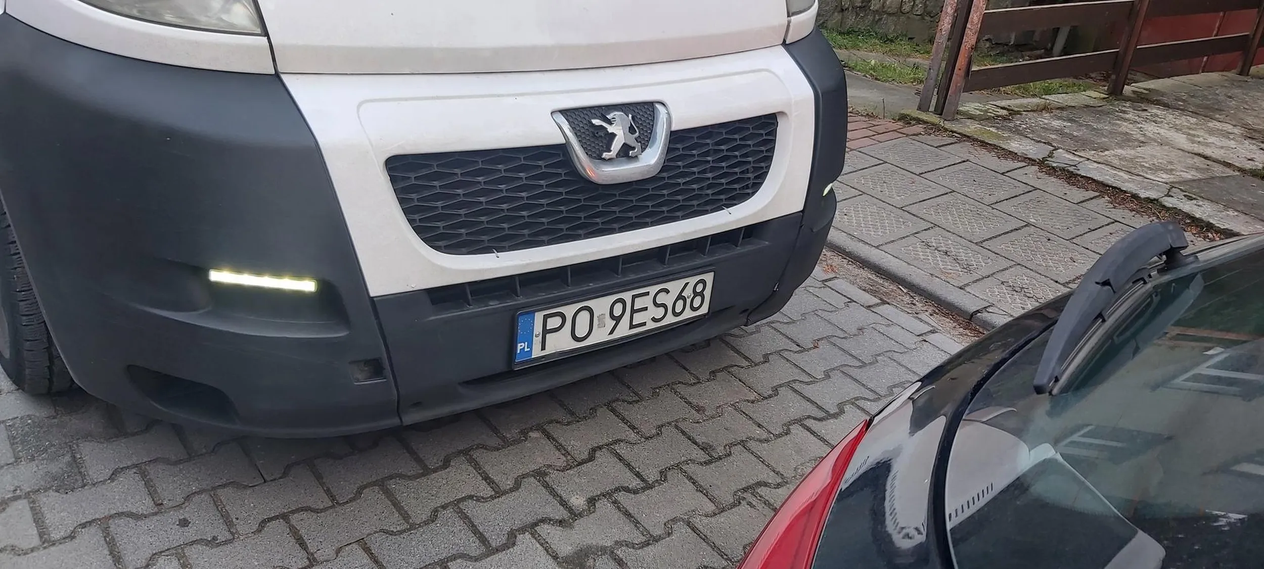 Ten kierowca był hamski I złośliwy do auta nauki jazdy która uczyła się parkowania, zajechał jej drogę i uniemożliwił parkowanie Zajechał nam drogę I nie chciał odjechać.