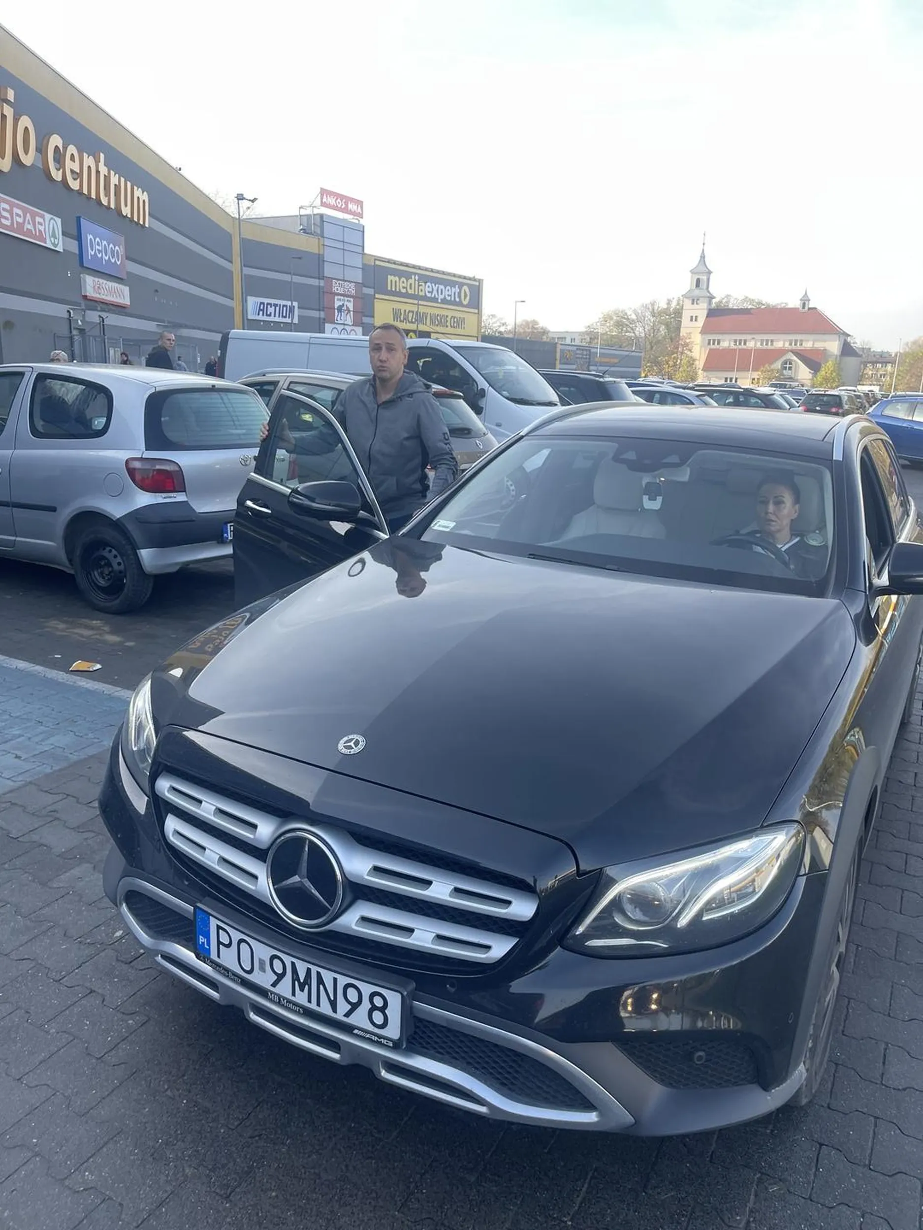 Pozdrawiam ameby umysłowe, idealnie dobraną siebie wartą parkę. Obydwoje nieznający się na przepisach i wymyślający sobie swoje własne przepisy żeby nie wyjść na ograniczonych umysłowo. Co więcej typ nie trzyma ciśnienia i narusza nietykalność cielesną.