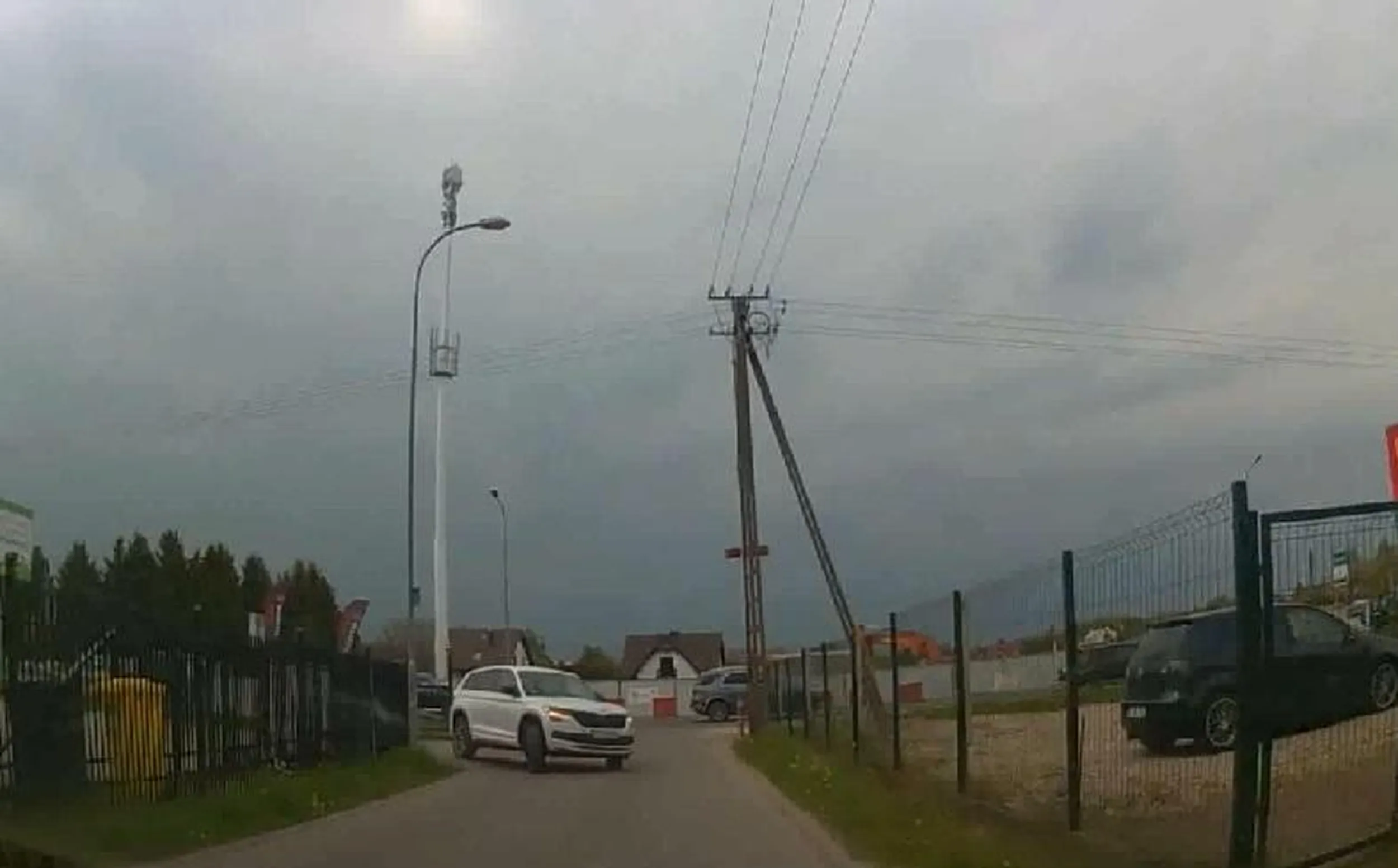 Ostre hamowanie bo sie suv ładuje - piękny pokaz bydlackiej jazdy.... //tablica-rejestracyjna.pl/images/photos/20221122064133.jpg