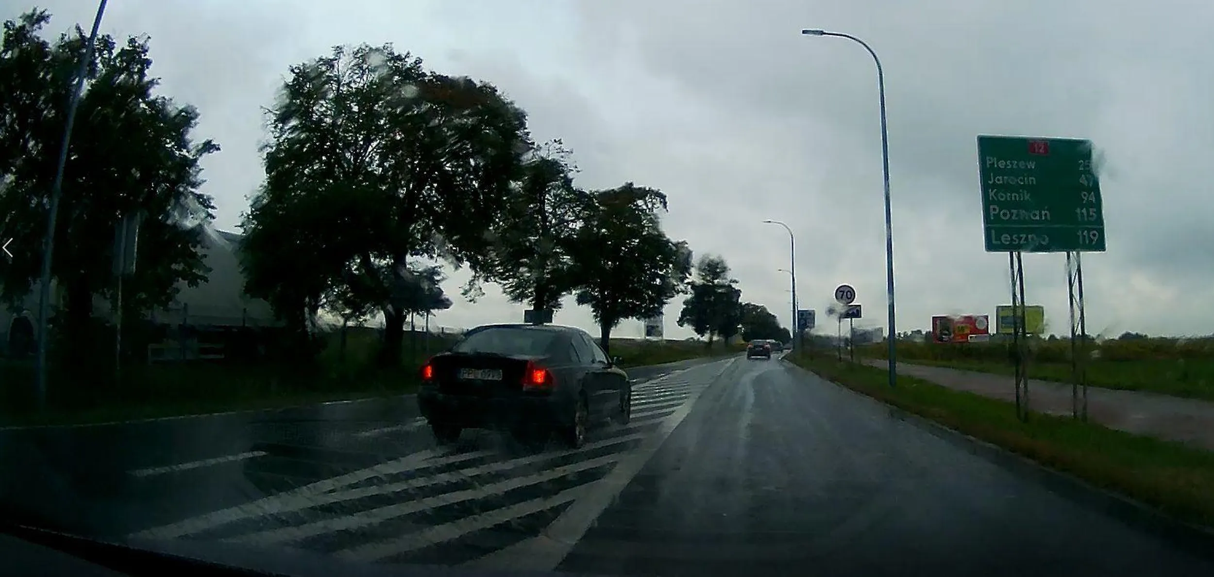 Na odcinku 3 km 3 razy wyprzedzał inne pojazdy na zakazach, w deszczu i z brakiem jednego światła z przodu.