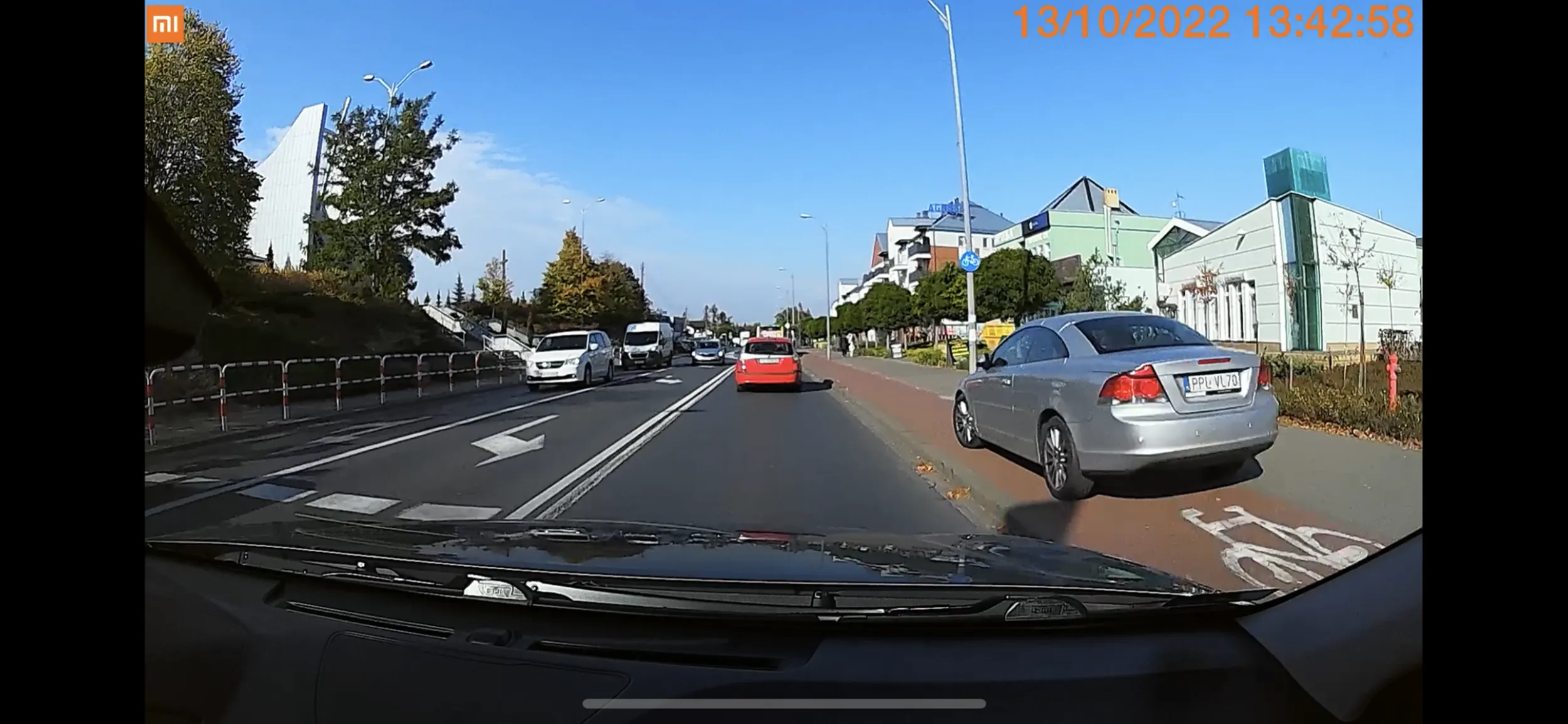 A dookoła pasażu parkingi i pełno wolnych miejsc. Jesteś idiotą!