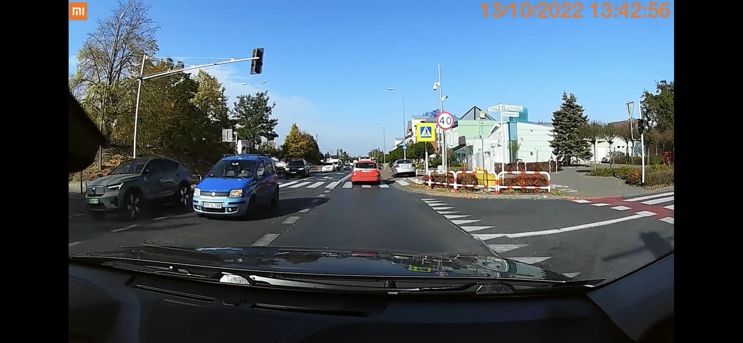 A dookoła pasażu parkingi i pełno wolnych miejsc. Jesteś idiotą!