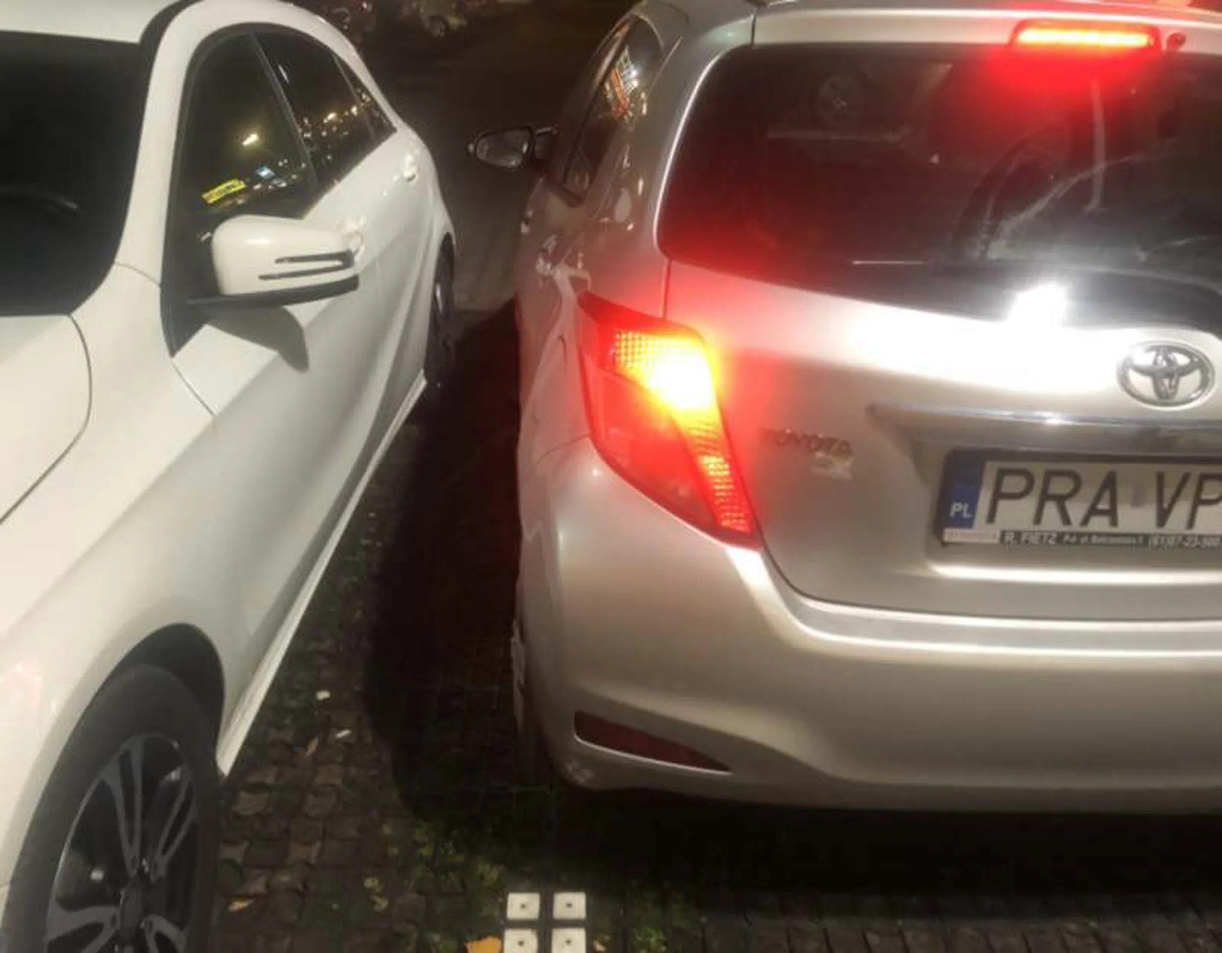 Tacy ludzie nie powinni mieć prawa jazdy. Zaparkowała jak na zdjęciu blokując mi możliwość wejścia do auta. Po zwróceniu uwagi zaczęła udawać że rozmawia przez telefon - mimo iż sama też nie mogła wysiąść :D