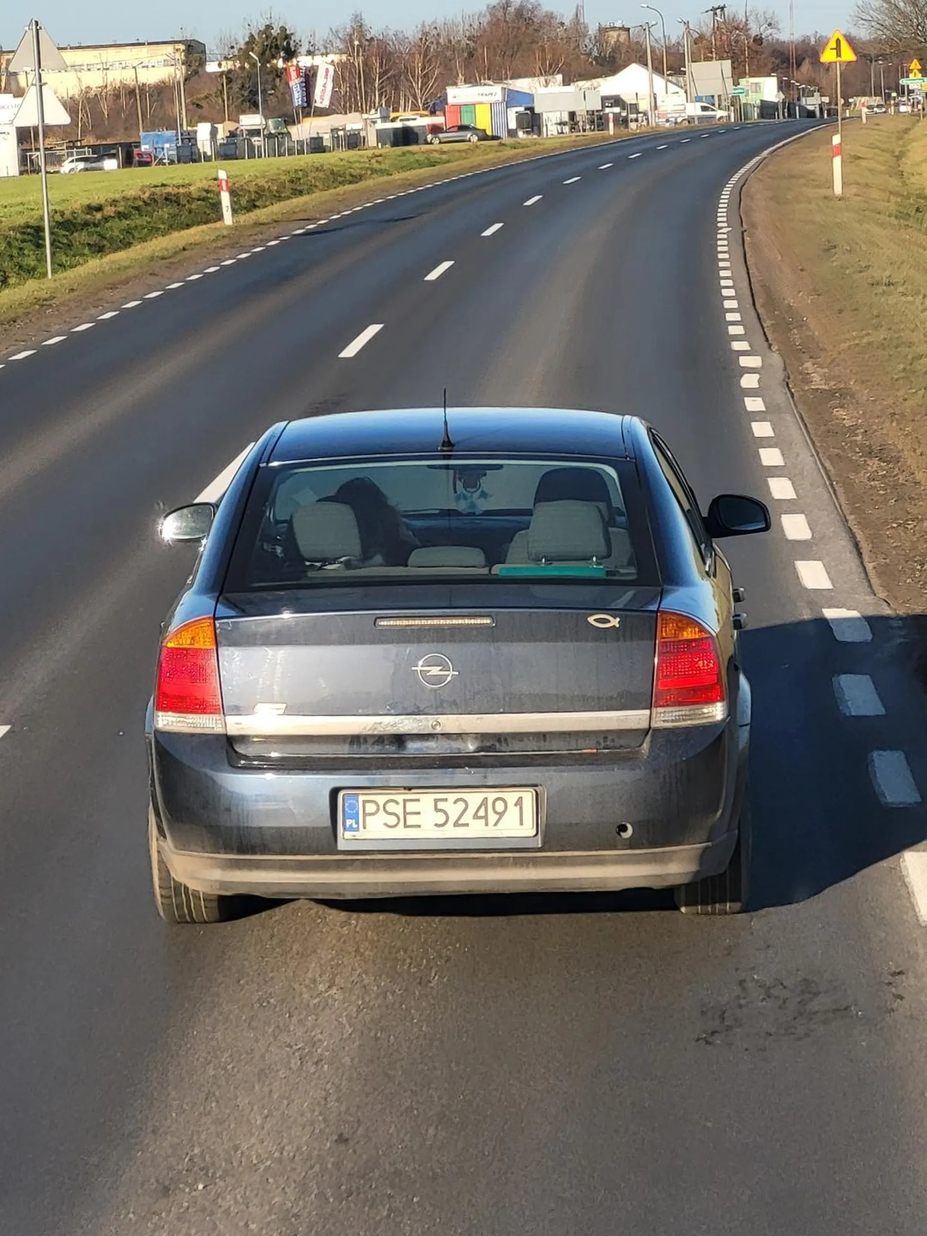 Jazda 55 kmh na 90, zajmowanie dwóch pasów przed światłami. Ogólnie zawalidroga