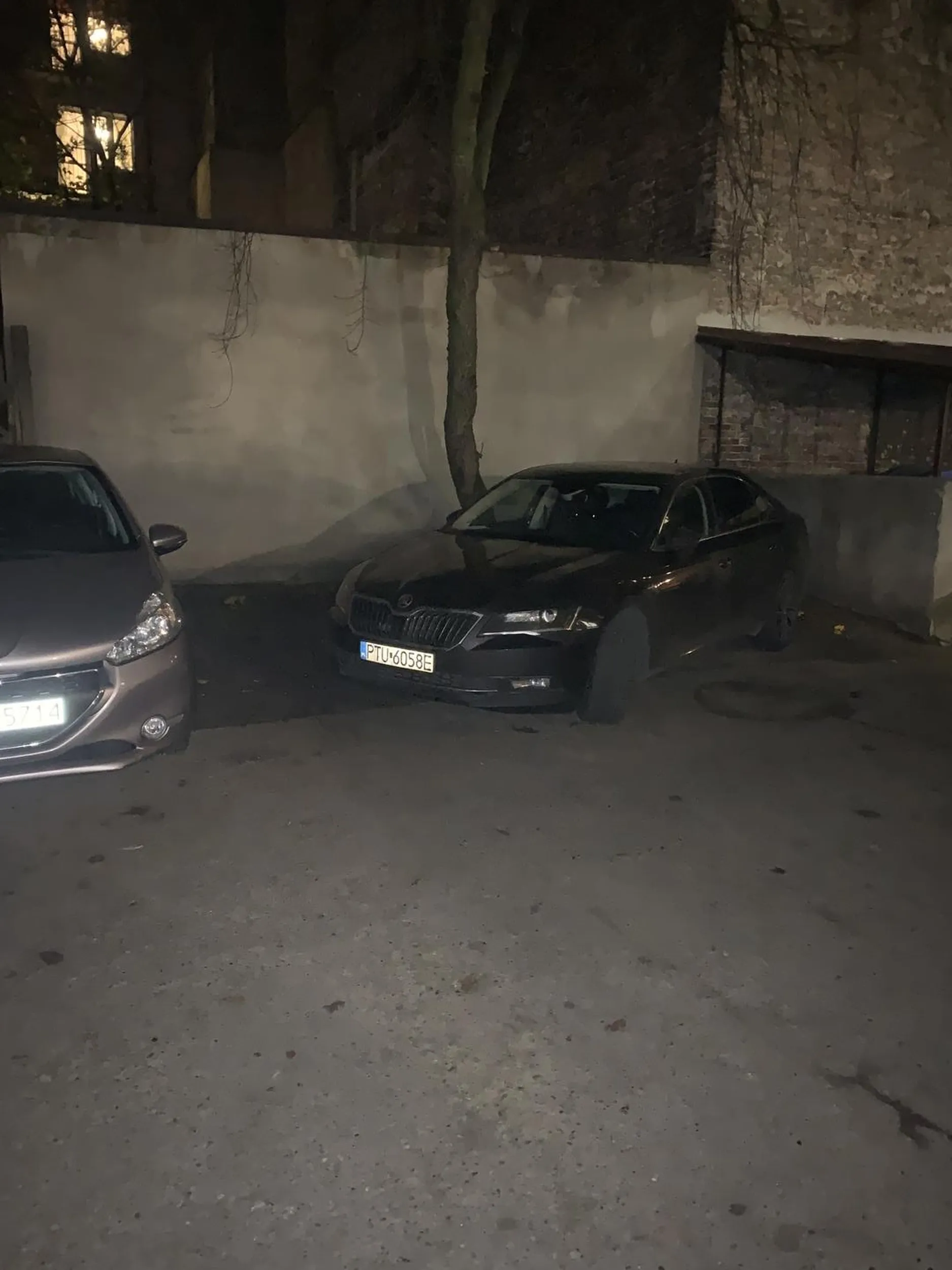 Taki widok zastaje osoba wracająca o 20 z pracy na prywatnym parkingu pod blokiem mieszkalnym, gdzie każdy centymetr się liczy :) Resztę komentarzy zachowam dla siebie, choć na szacunek taka osoba nie zasługuje.