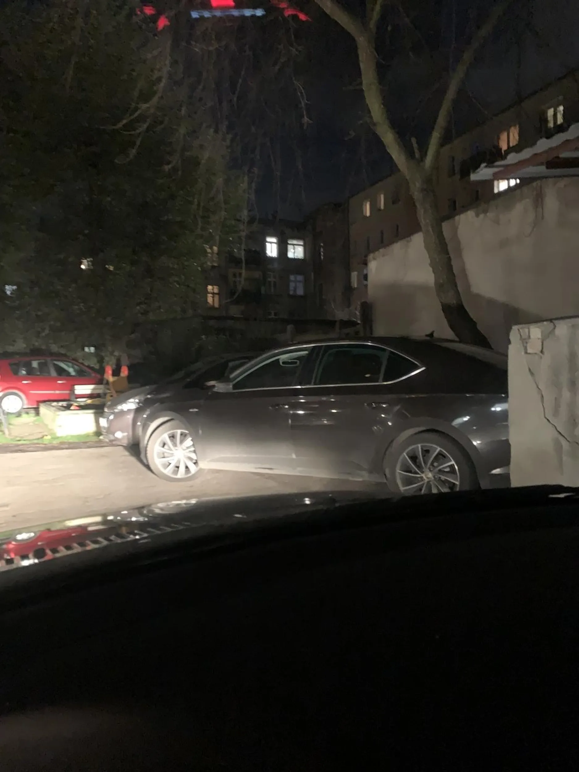Taki widok zastaje osoba wracająca o 20 z pracy na prywatnym parkingu pod blokiem mieszkalnym, gdzie każdy centymetr się liczy :) Resztę komentarzy zachowam dla siebie, choć na szacunek taka osoba nie zasługuje.