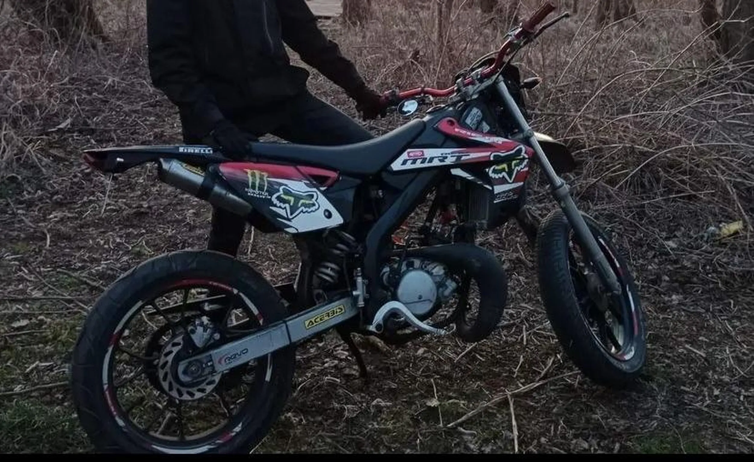 Nie pozdrawiam właściciela tego rzęcha. Jak to coś jedzie to prawie się rozwala widziałem go dzisiaj znowu i jechał z tym swoim przydupasem.