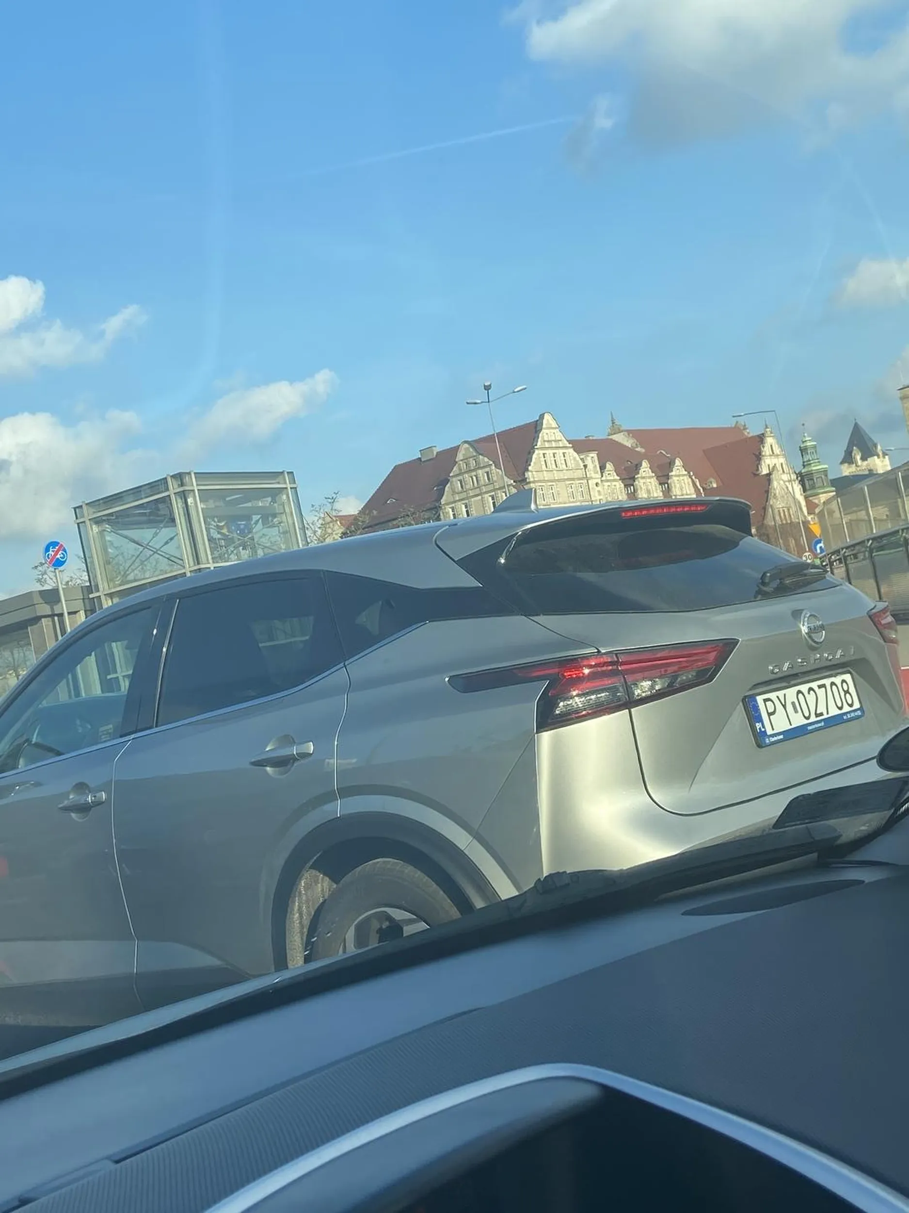 Kobieta która nie potrafi zmieniać pasów ani używać kierunkowaskazow. Również gwałtowne hamowanie i ruszanie tez do poduczenia. Następnym razem może pani stłuczki nie uniknąć, tym razem się udało.