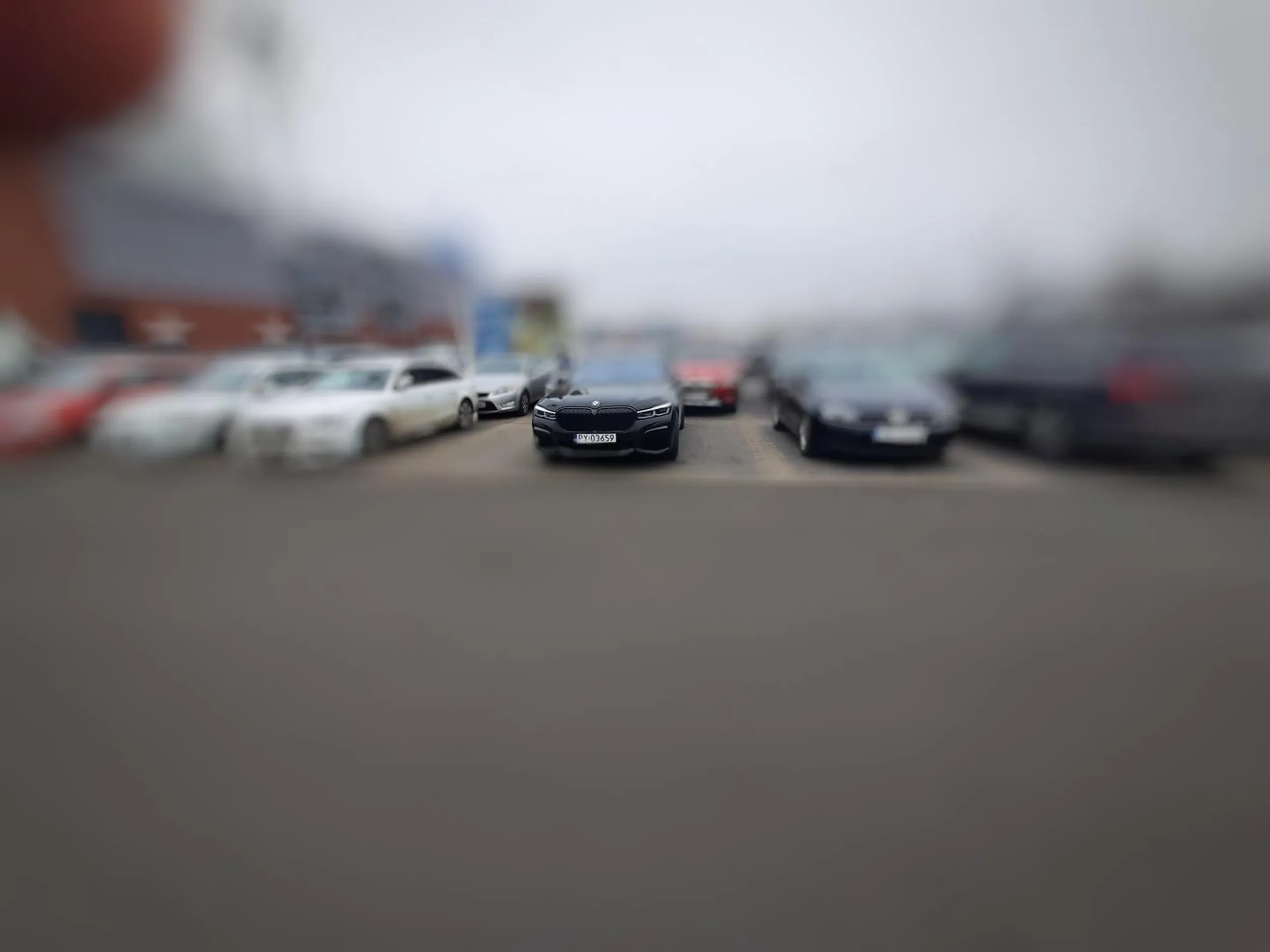 "miszcz" parkowania. Parking przed galerią magnolia caly zapchany, ludzi jak mrówek ale kierowca z bmw ma to w poważaniu i bezczelnie zaparkował na dwóch miejscach.