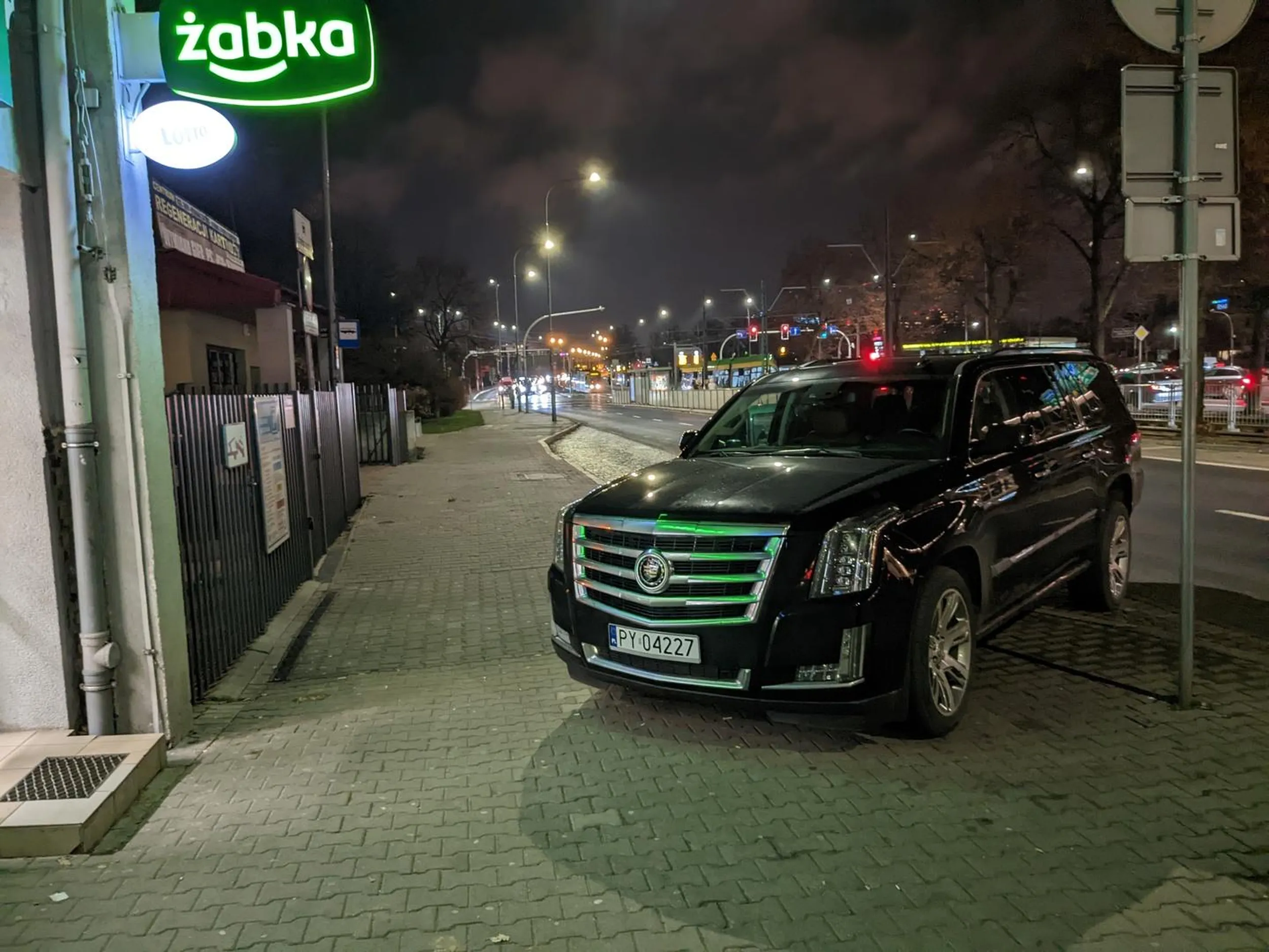 Jednoczesne zastawienie bramy wjazdowej, chodnika i stanie na drodze. Duże auto - mały mózg