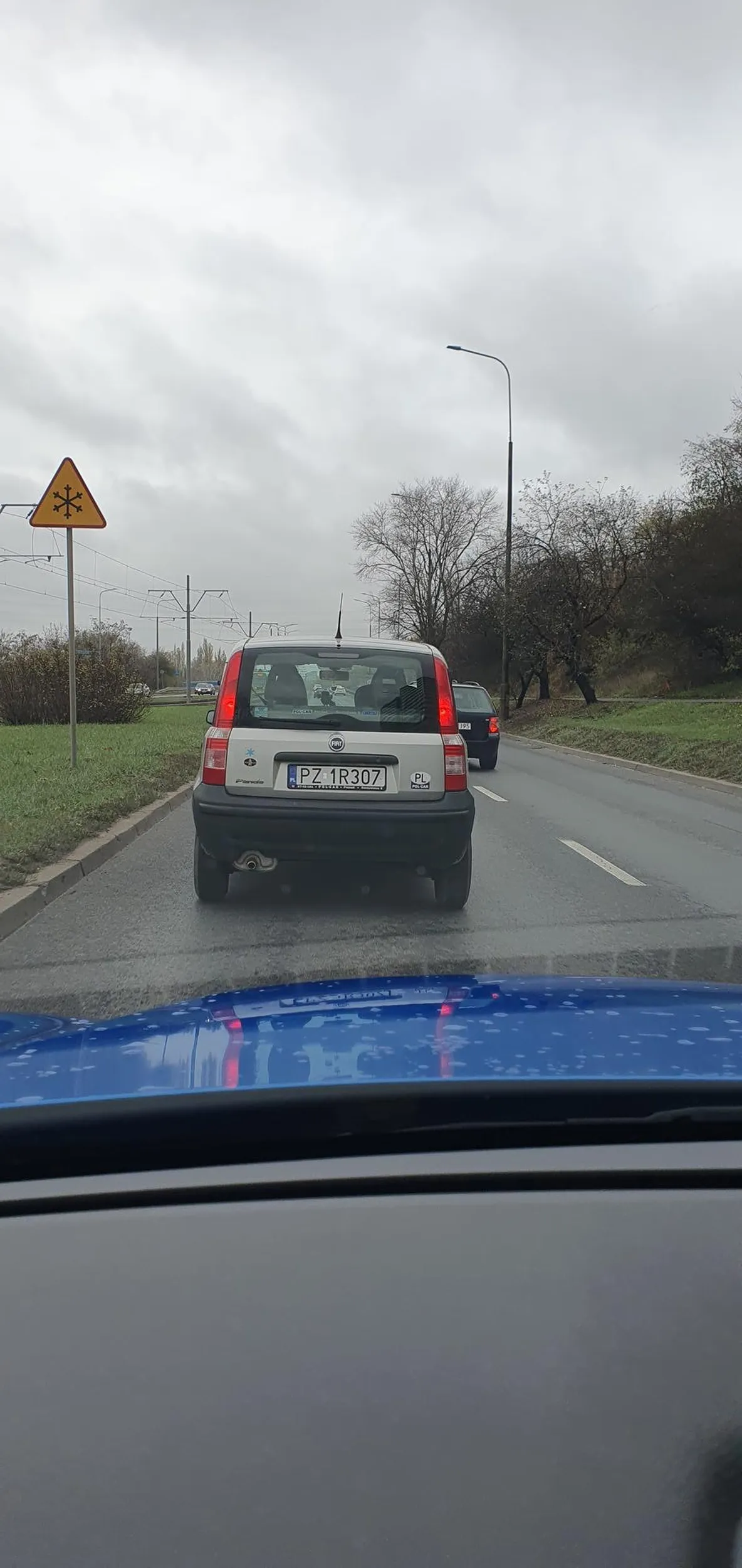 Glupia baba w w pandzie. Na 70tce jedzie 40 lewym pasem.