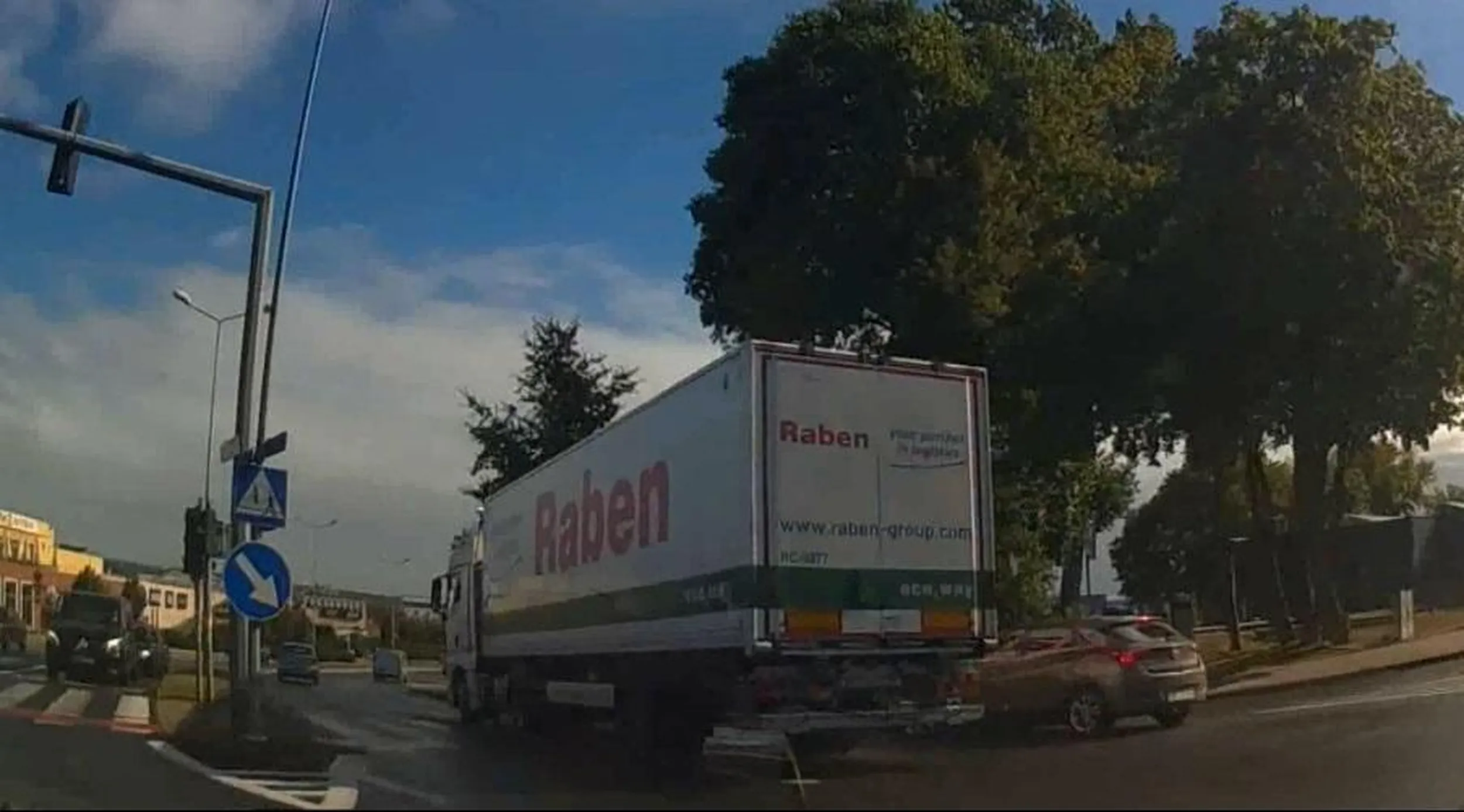 Tir skręca w lewo i o mało nie wypchnął osobówki na chodnik, zapewne niechcąco..... //tablica-rejestracyjna.pl/images/photos/20221122065342.jpg