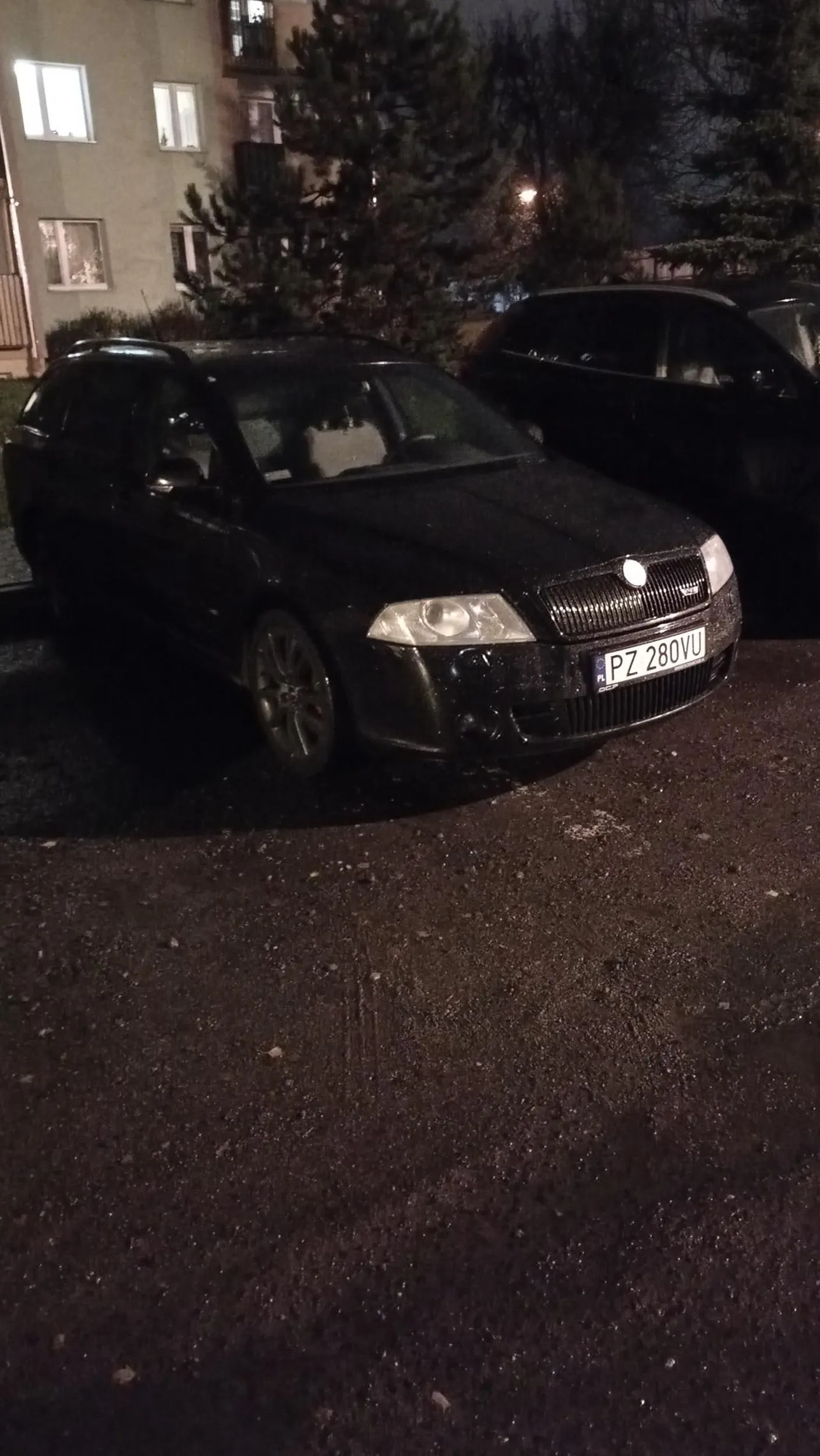 Przyjedzie pajac z Poznania do innego miasta i nie potrafi nawet zaparkować na jednym miejscu. Ciekawe kto mu dał prawko?