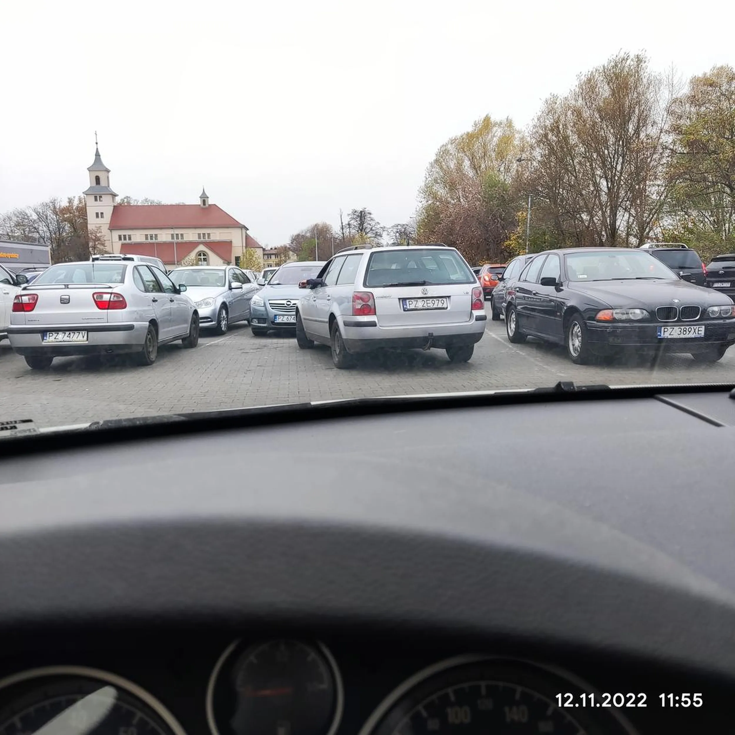 Godziny szczytu przed pasażem handlowym. Ważne, że ja znalazłem miejsce, nie mam czasu na poprawkę, bo muszę szluga spalić