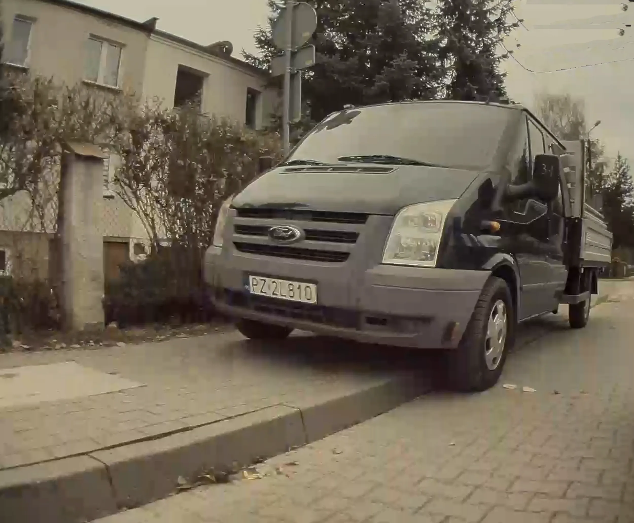 Parkuje się -10m od przejścia. Zwłaszcza o 8 rano pod szkołą podstawową.