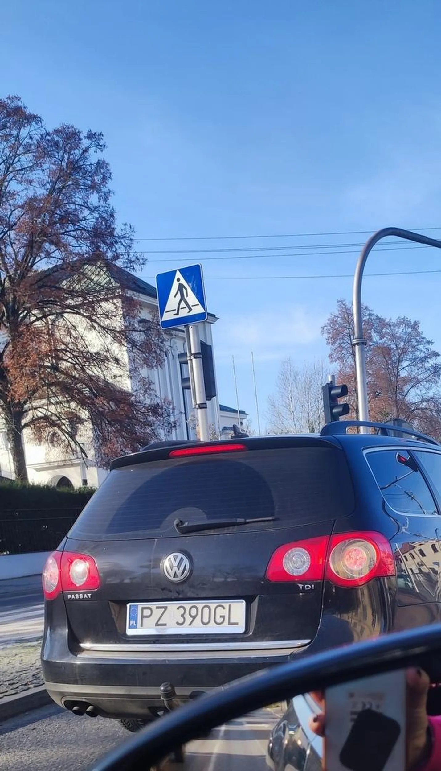 Uwaga na pirata drogowego, zajeżdża,wyprzedza, trąbi i wyzywa. Albo jeździ na dopingu albo taki ma styl jazdy. Nie wiem co gorsze.Ale uważajcie,to nie jest normalny kierowca. Wydawałoby się, że dojjrzały facet za kierownicą a sieczka w głowie. Cóż...