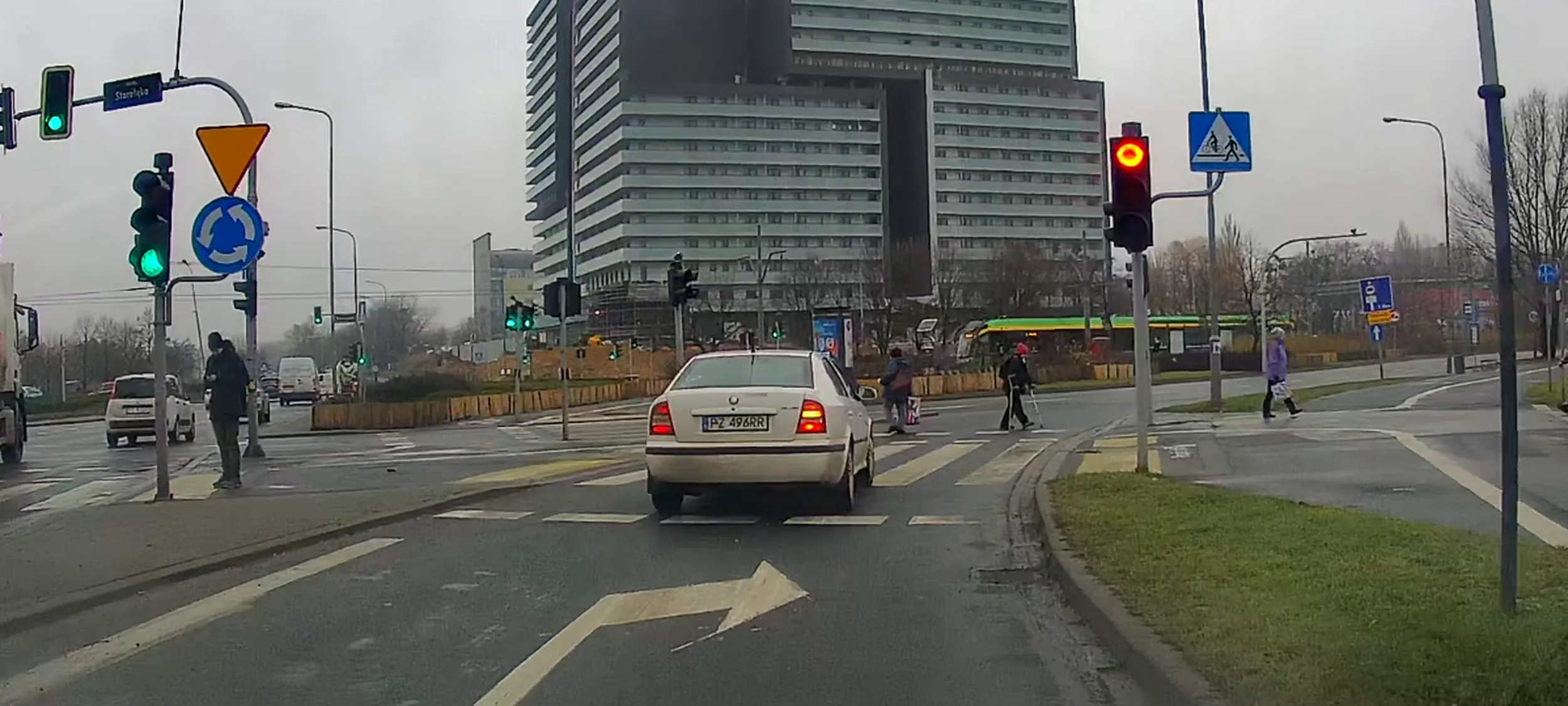 Na czerwonym między pieszymi...