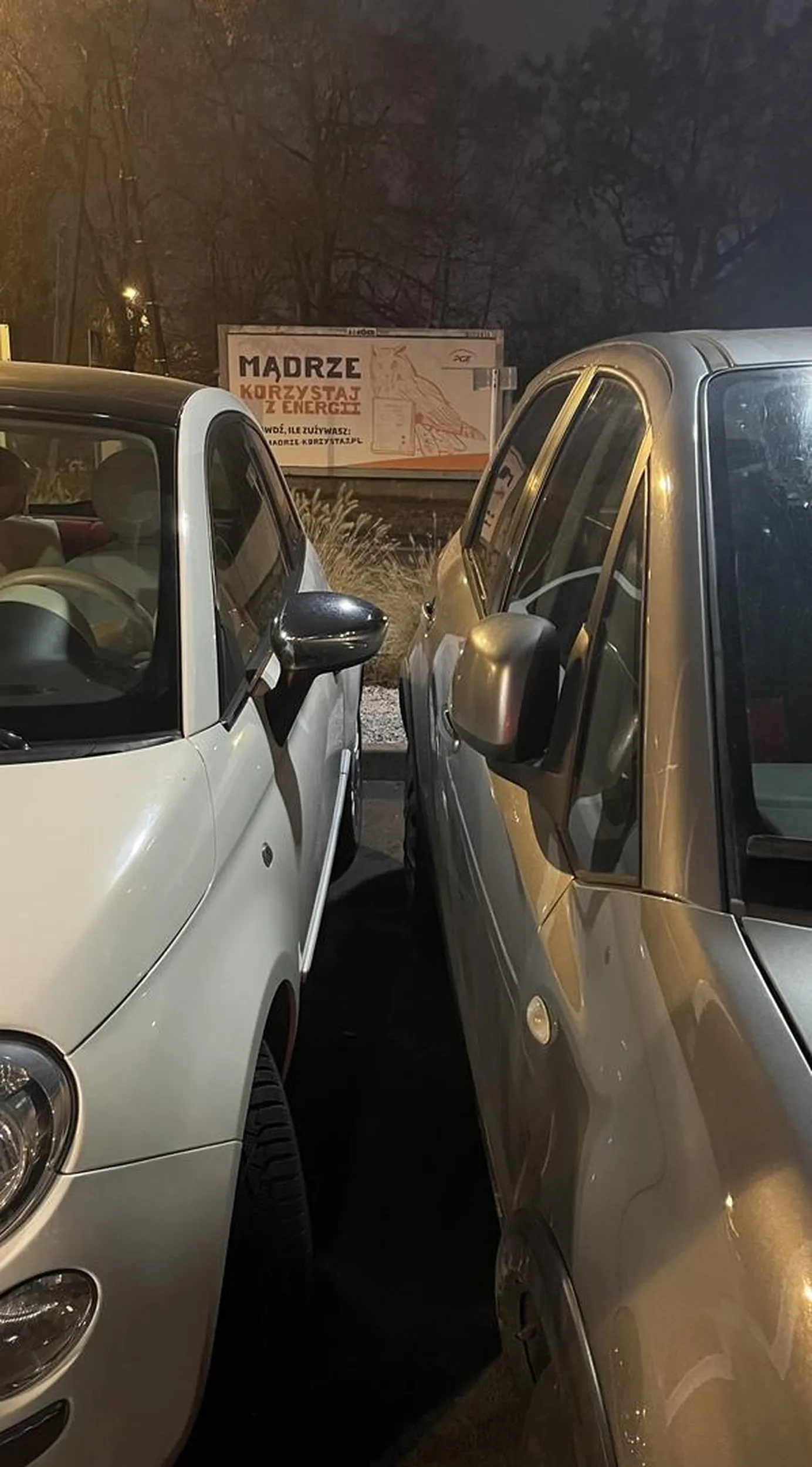 Mistrz parkowania :) Najwazniejsze, że ty miałeś możliwość wysiąść, a czy ktoś wsiądzie do auta obok to już nieistotne :)