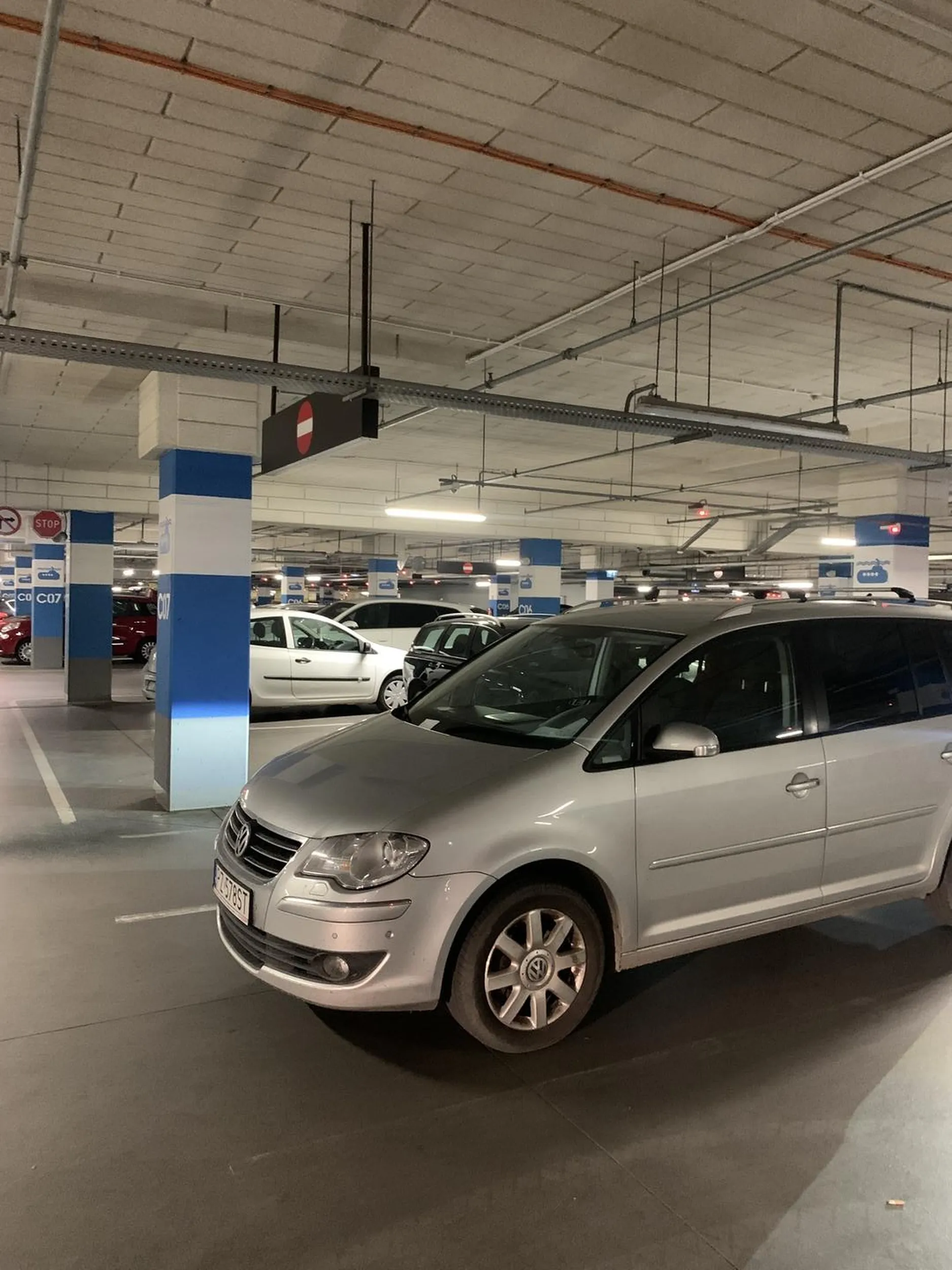 Co za cymbał ... nie widać tego do końca na zdjęciach ale facet jakiś naćpany zaparkował normalnie na przejedzie w Galerii Posnania.