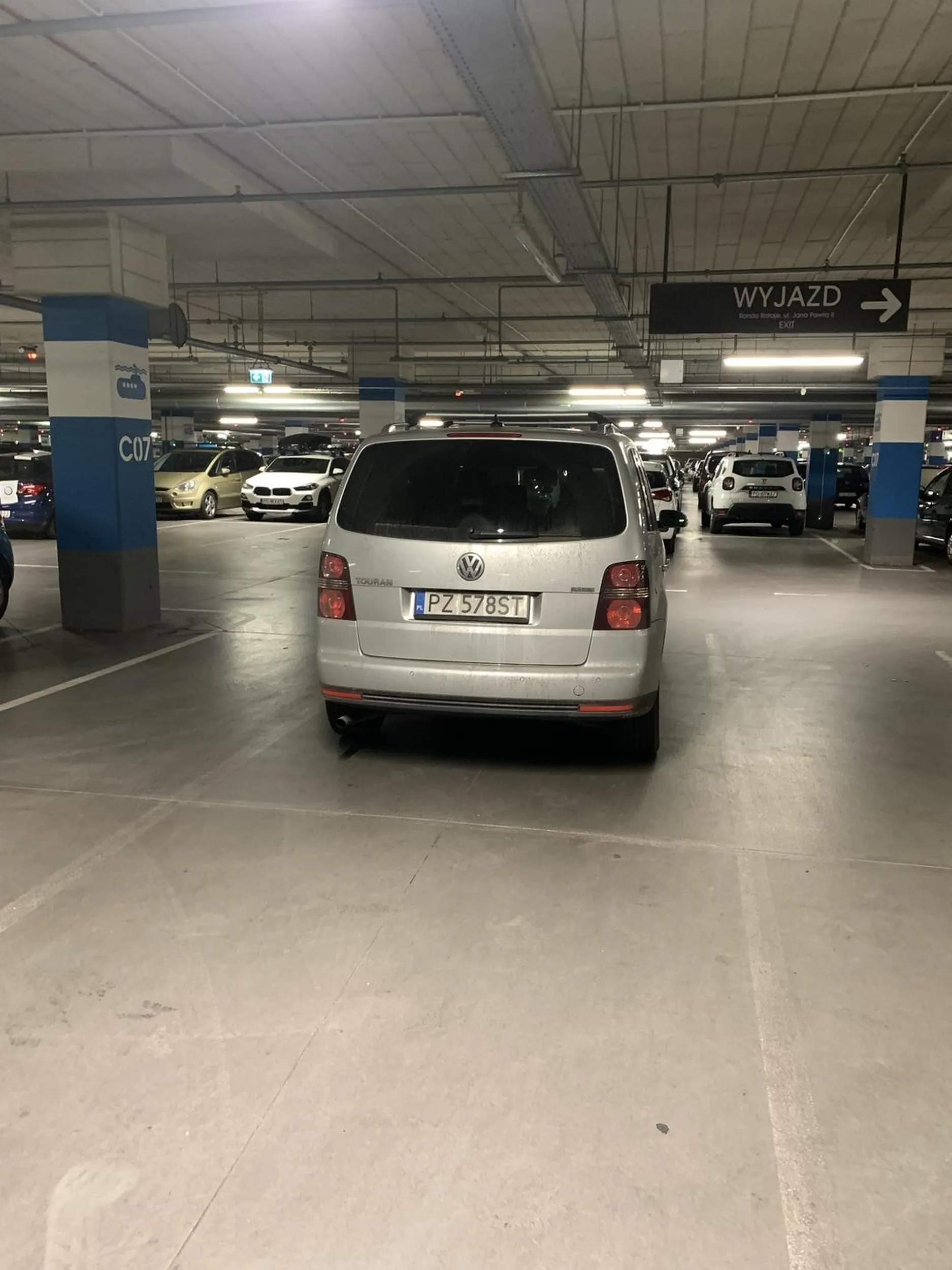 Co za cymbał ... nie widać tego do końca na zdjęciach ale facet jakiś naćpany zaparkował normalnie na przejedzie w Galerii Posnania.