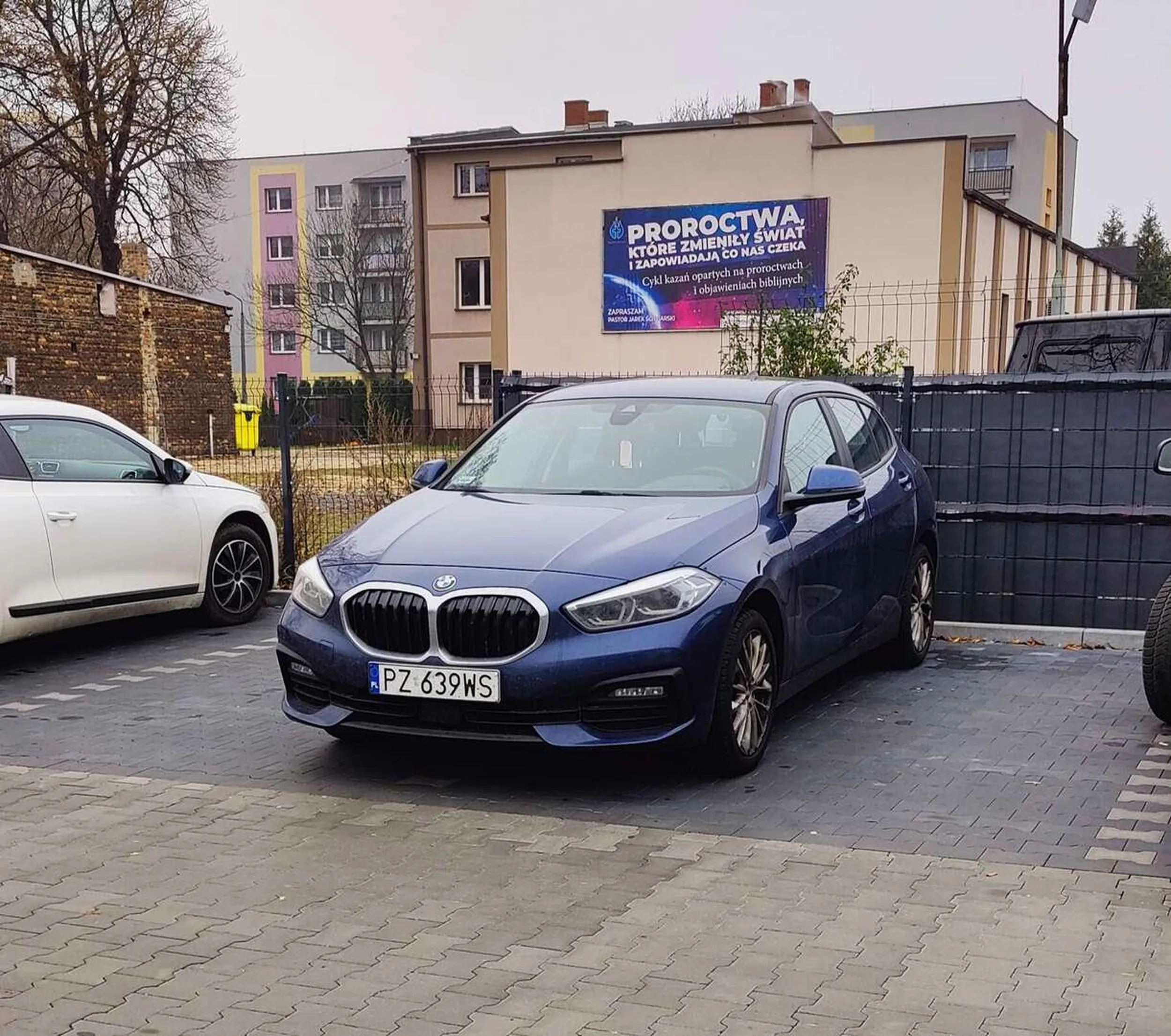 Styl parkowania - 10/10. Poczucie wyższość wobec innych kierowców 11/10. Następnym razem proponuję zająć 3 miejsca na raz.