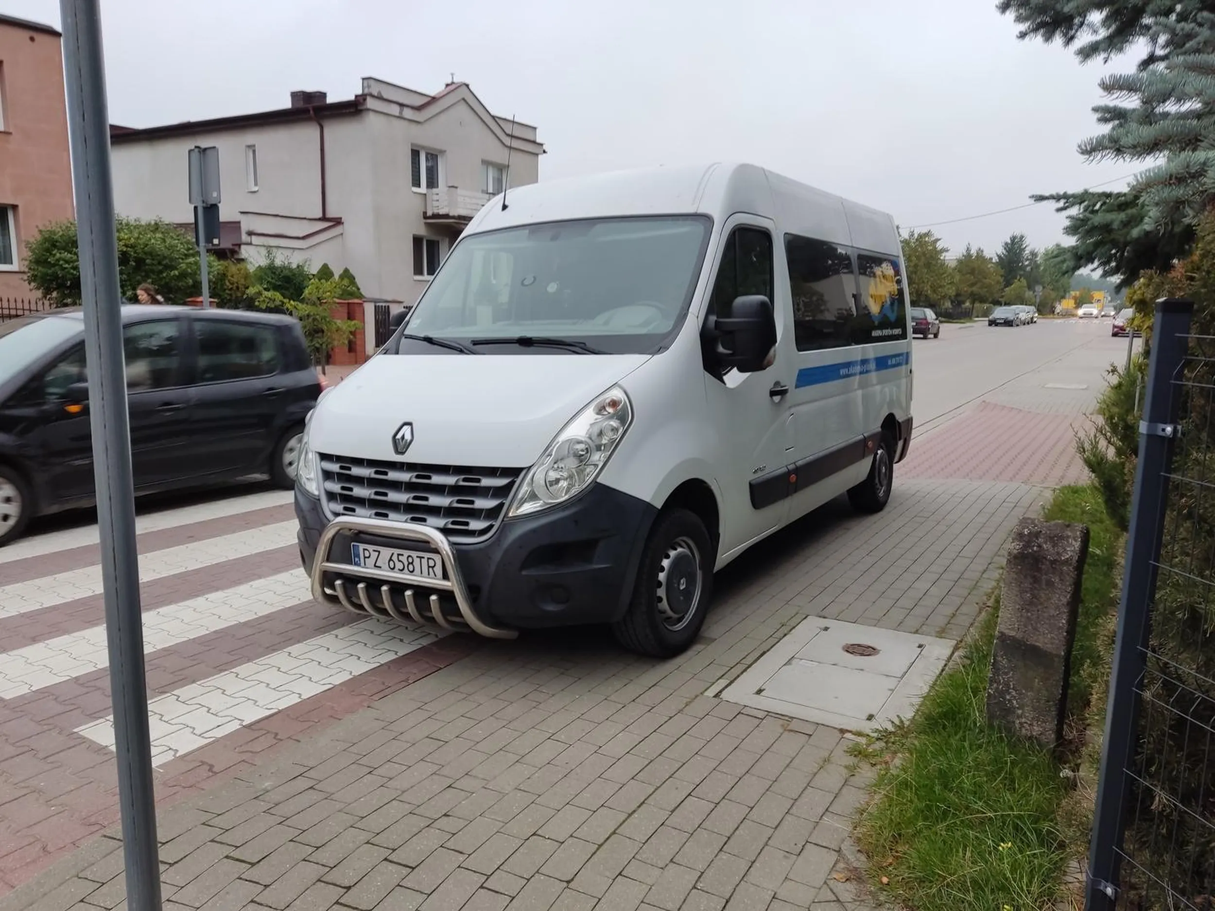 Kierowca zastawił przejście dla pieszych koło szkoły. Mam nadzieję, że następnym razem pukanie się w czoło i pomyśli.