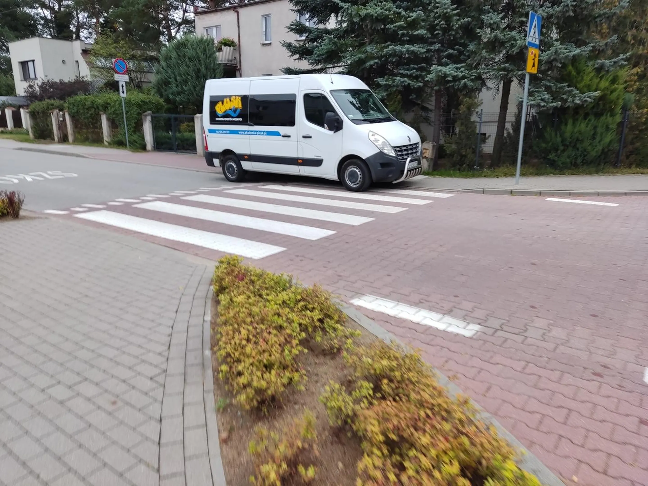 Kierowca zastawił przejście dla pieszych koło szkoły. Mam nadzieję, że następnym razem pukanie się w czoło i pomyśli.