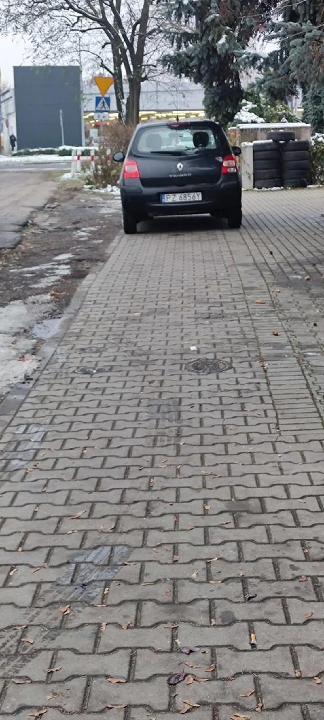 Nie ma to jak stawać na chodniku