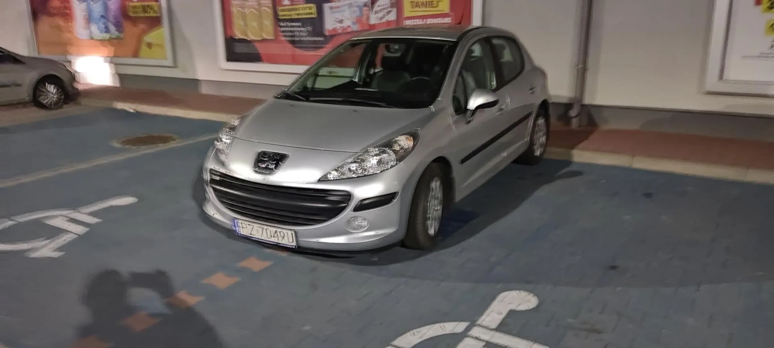 A pod Biedronką staję tak... Jestem niesprawny intelektualnie.