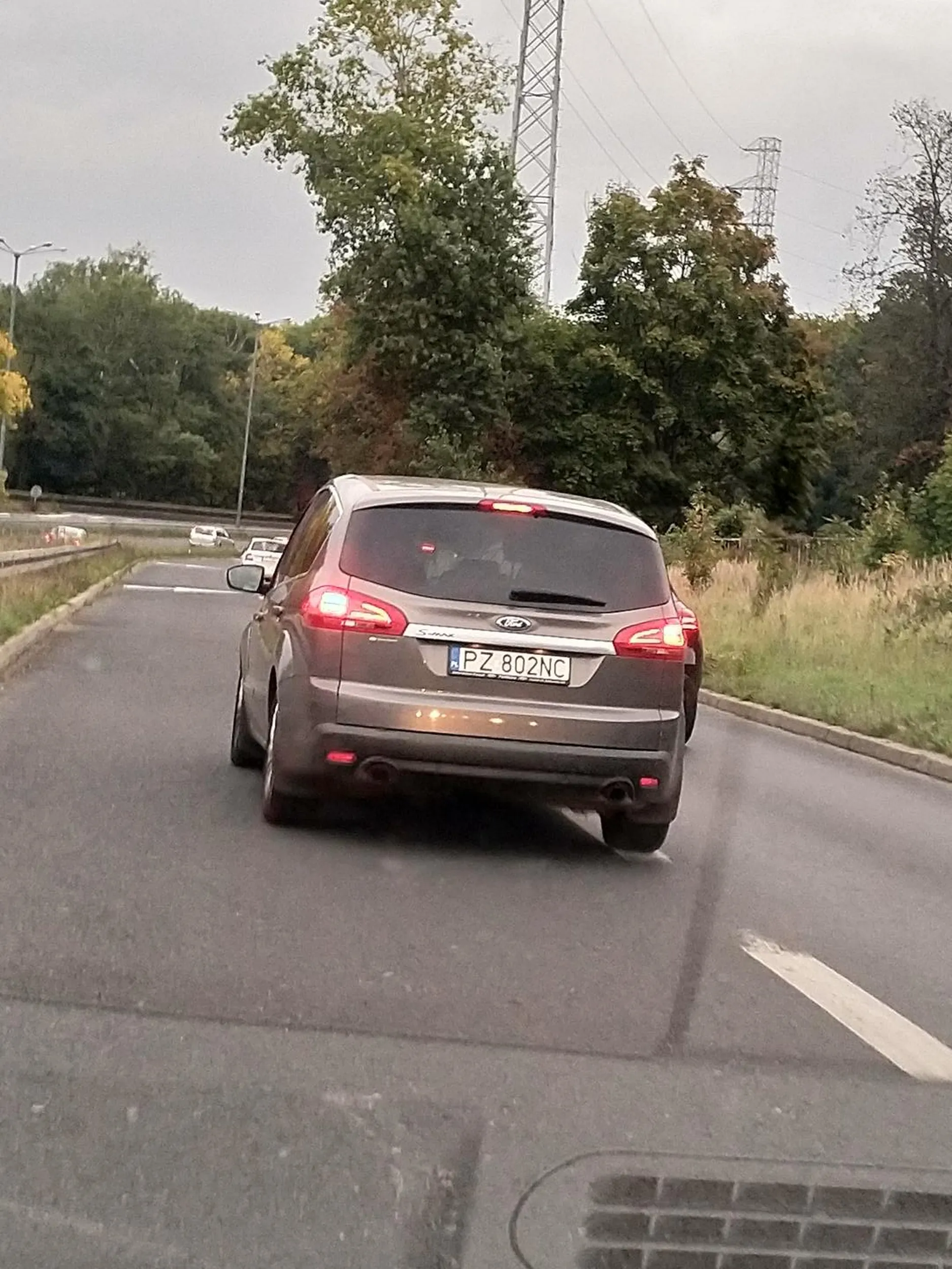 Szeryf lewego pasa. W korku, podczas wymijania dwóch różnych lawet zabierających auta po wypadku. Geniusz po prostu.