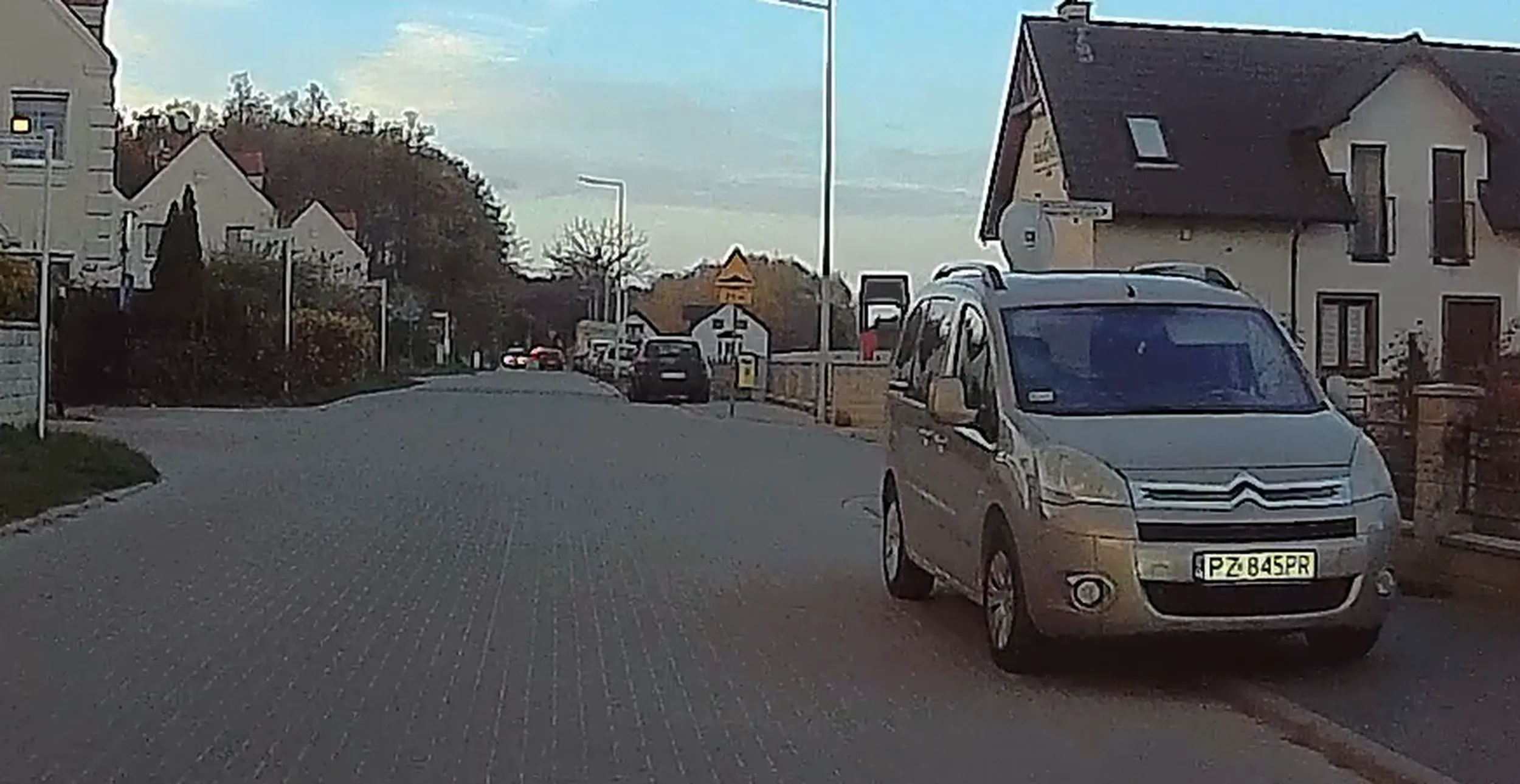 Nie staje się w tak bliskiej odległości od skrzyżowania i ogranicza widoczność, a tym bardziej na chodniku i utrudnia przejście.