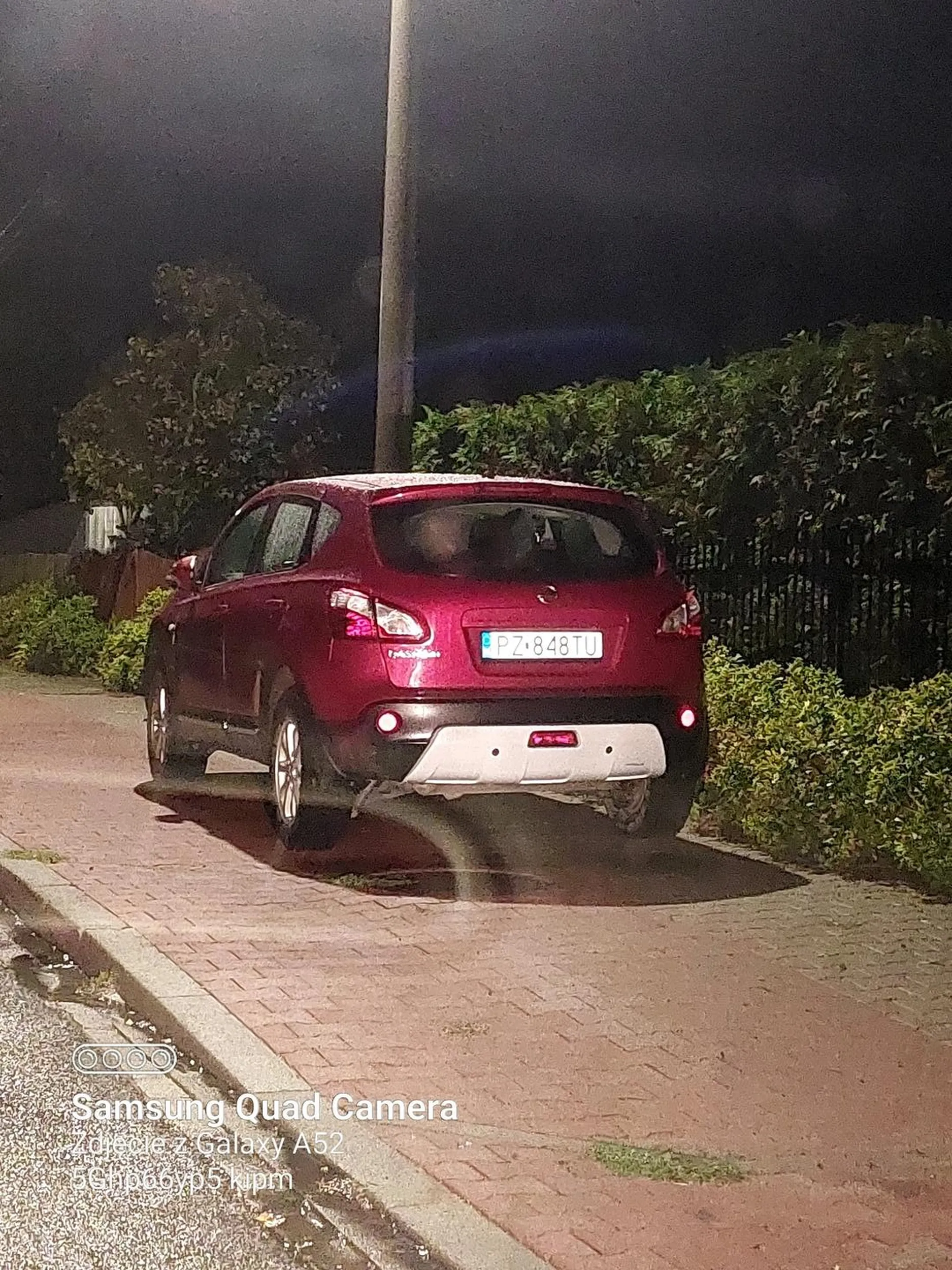 Pani radna pewnego miasta czuje się ponad prawem, wiele razy parkuje na całej szerokości chodnika, jeździ samochodem po drodze rowerowej.